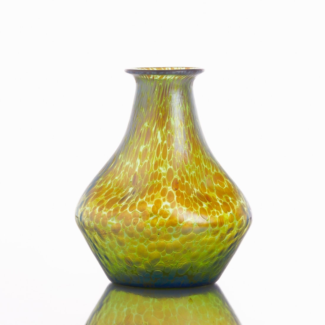 Vase - Crete Papillon. L?¶tz Wwe., Klosterm??hle circa 1900.: Vase - Crete Papillon Lötz Wwe., Klostermühle circa 1900. Green glass with rolled-in frit in silver-yellow, 'crete Papillon', green and mother-of-pearl matt iridescent. Ground pontil. Unsign