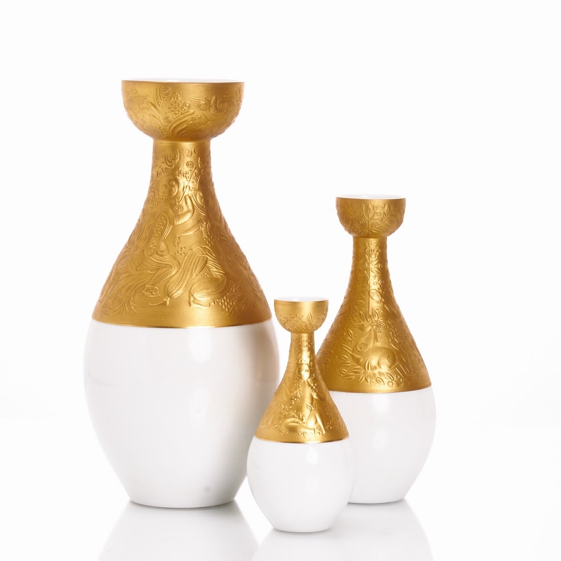 3 different vases 'Magic Flute Sarastro' - Bj?¶rn Wiinblad, Rosenthal after 1968: 3 different vases "Magic Flute Sarastro" - Björn Wiinblad Rosenthal AG, Selb after 1968. Porcelain, white, partly glazed. Figuratively relief-decorated flanges of the lids and saucers w