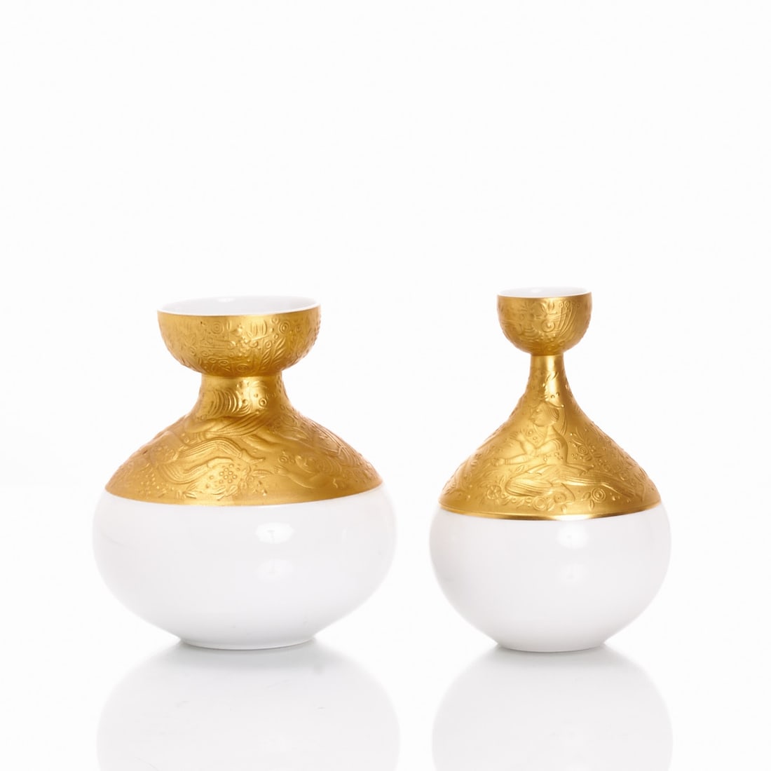 2 different vases 'Magic Flute Sarastro' - Bj?¶rn Wiinblad, Rosenthal after 1968: 2 different vases "Magic Flute Sarastro" - Björn Wiinblad Rosenthal AG, Selb after 1968. Porcelain, white, partly glazed. Figuratively relief-decorated flanges of the lids and saucers w