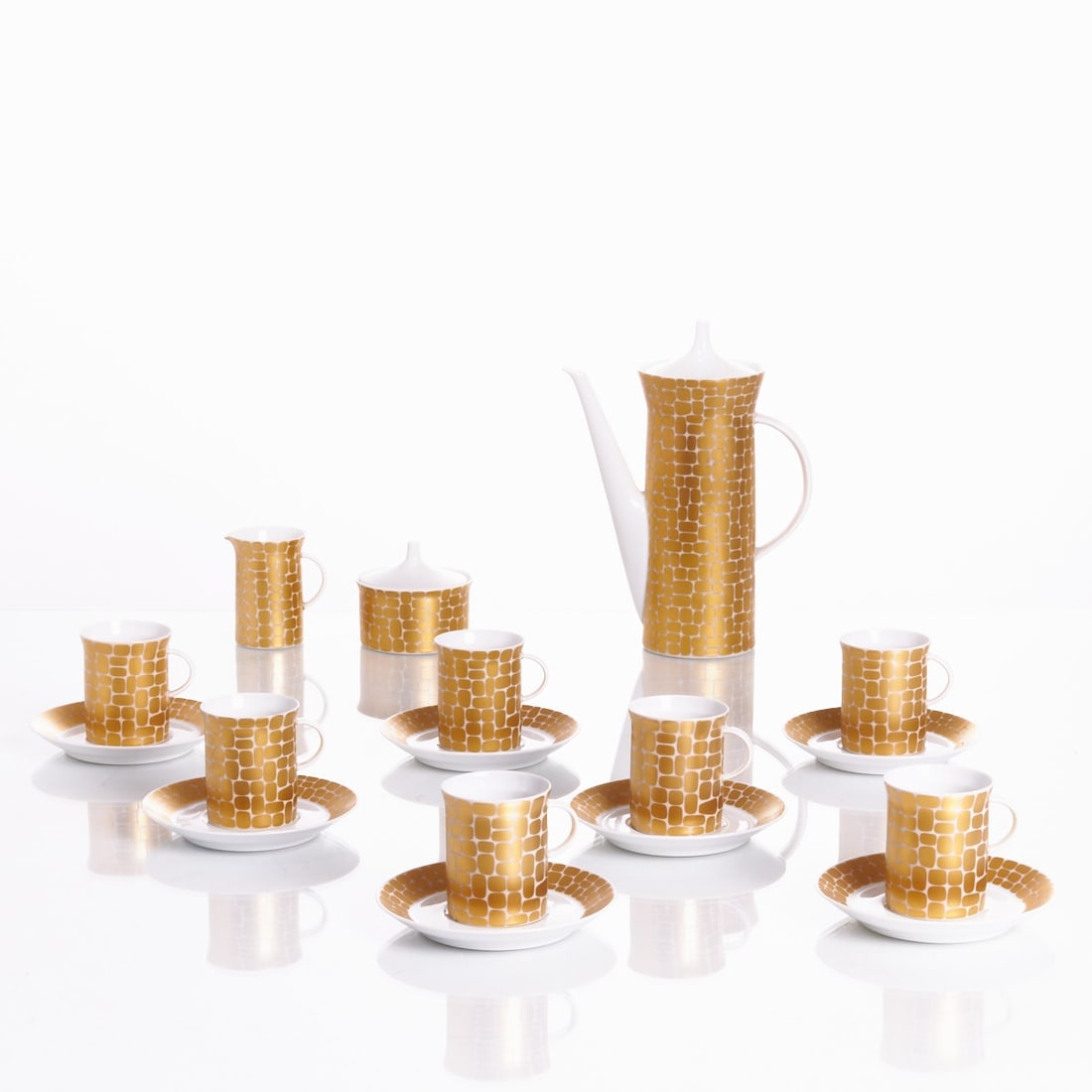 17-piece Mocca Set for 7 persons - Berlin: Metropol, Rosenthal AG, Selb, studio-linie from 1961: 17-piece Mocca Set for 7 persons - Berlin: Metropol Rosenthal AG, Selb, studio-linie from 1961. Porcelain, white, glazed. Geometric gold decor. Green mark under the glaze: Rosenthal GERMANY. 15x 1st c
