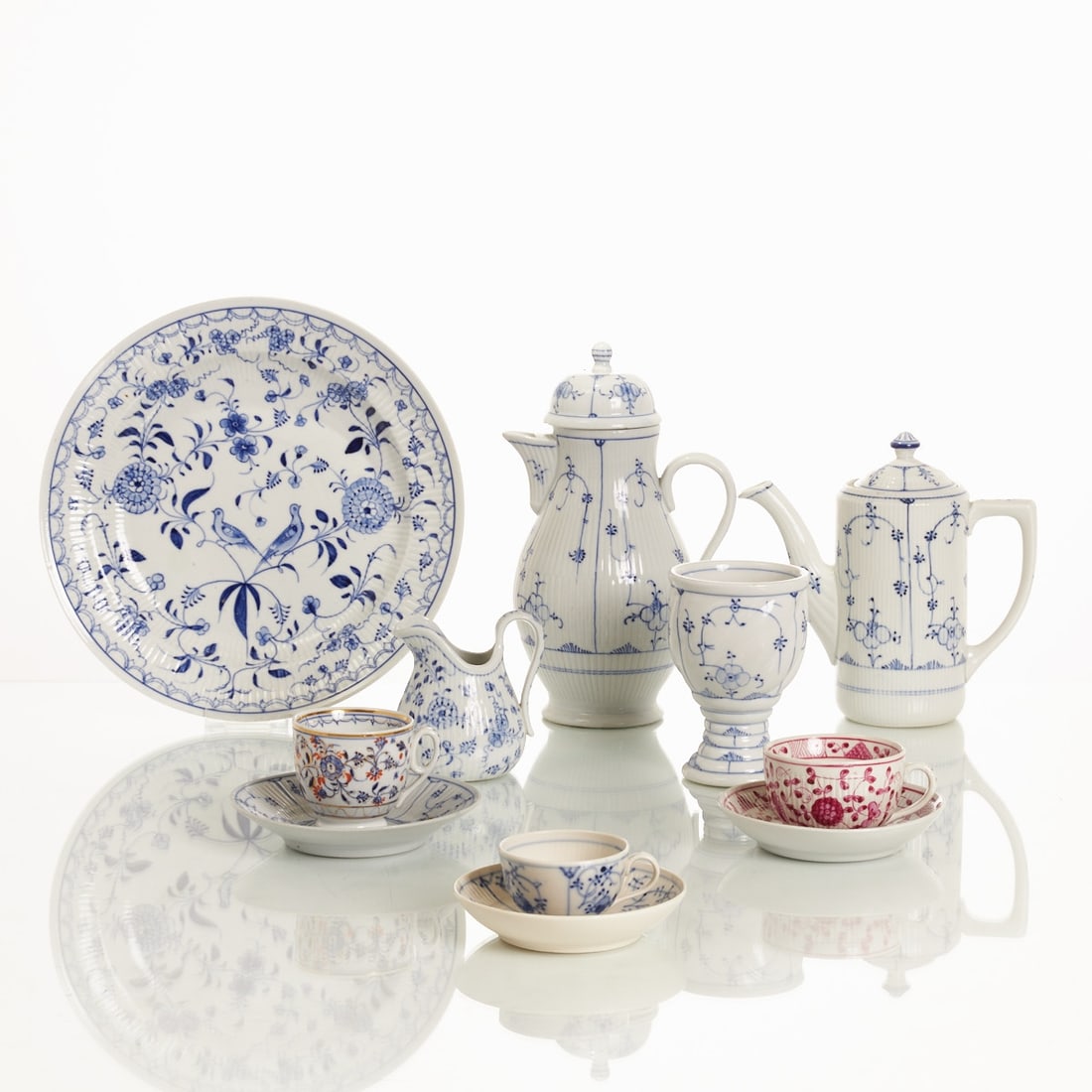 11 service pieces - Stylized floral decorations, Rauenstein and Wallendorf,: 11 service pieces - Stylized floral decorations Mainly Rauenstein porcelain factory, 2x Wallendorf, 19th to early 20th century. Porcelain, white, glazed. Painted cobalt blue underglaze or crimson ongl