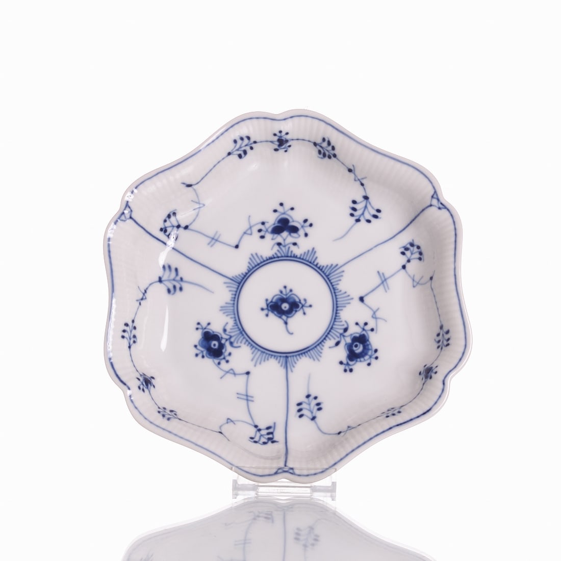 Six-lobed serving dish - Musselmalet, Copenhagen 1969-1974 (1 of 2)
