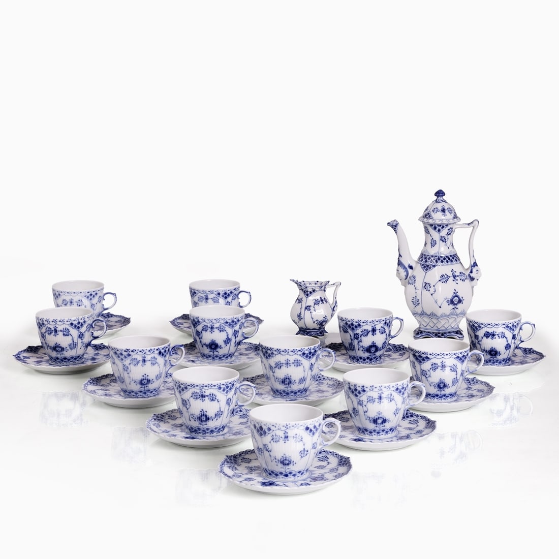 26-piece mocha service for 12 people - Musselmalet Full Lace, Copenhagen 1975-1984: 26-piece mocha service for 12 people - Musselmalet Full Lace Royal Porcelain Manufactory, Copenhagen 1975-1979 and 1980-1984. Porcelain, white, glazed. Cobalt blue painted underglaze. Ribbed. Green ma