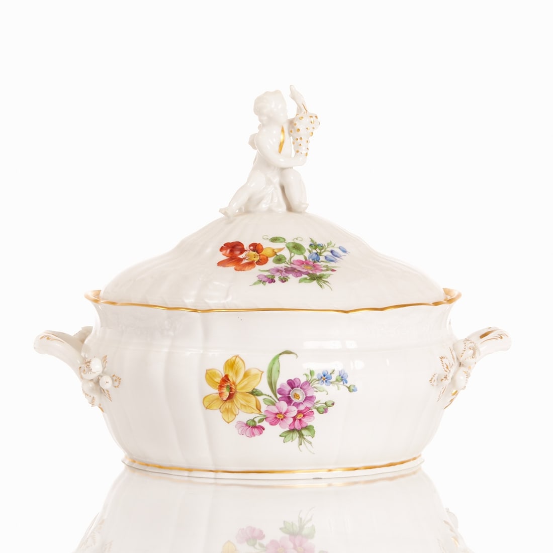 Ragout tureen - Rocaille with flower painting, KPM Berlin 1962-1992: Ragout tureen - Rocaille with flower painting State Porcelain Manufactory (KPM), Berlin 1962-1992. Porcelain, white, glazed. Polychrome and gold painted outside the manufactory with flower bouquets an