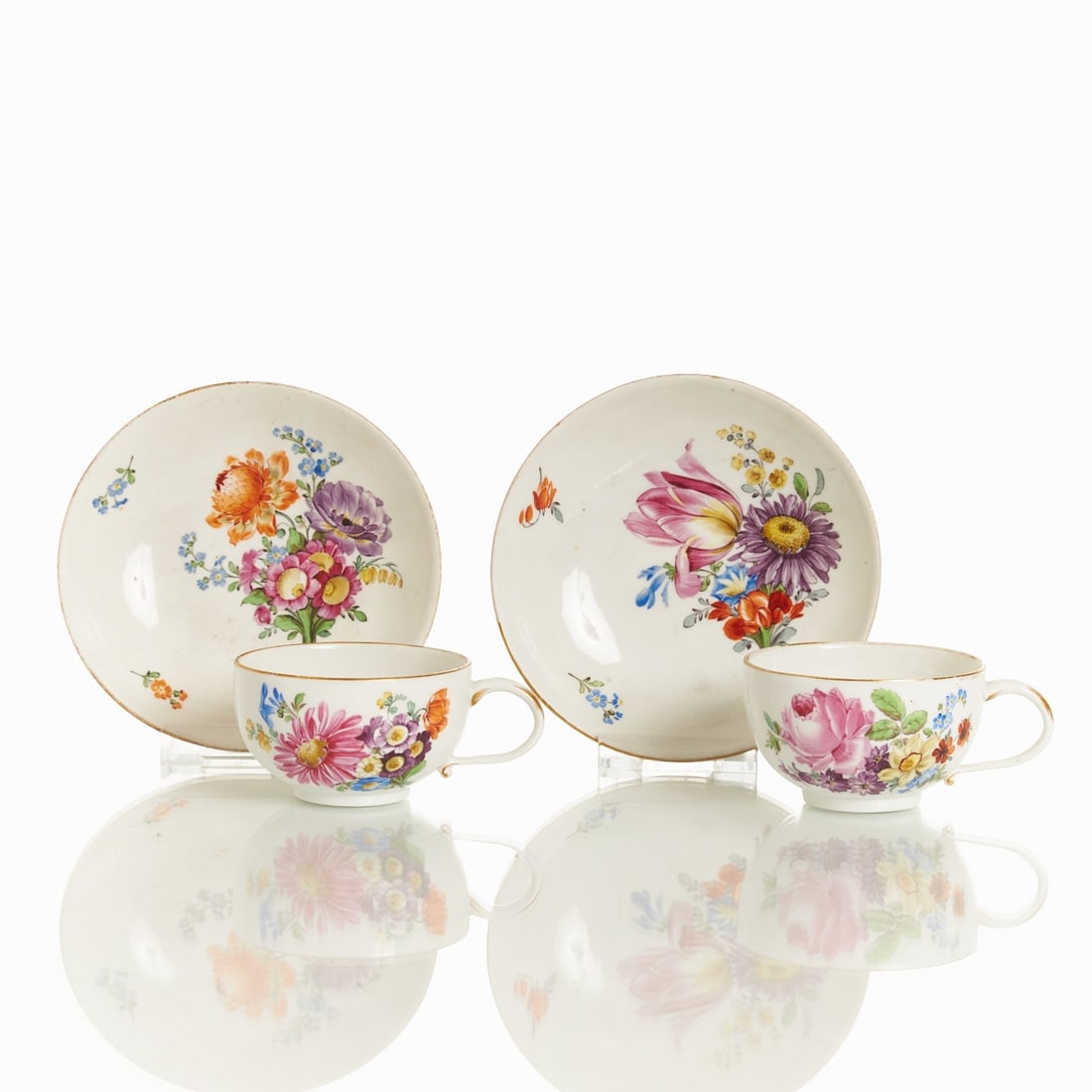2 teacups and 2 saucers - Floral bouquet, Meissen 1774-1815 (1 of 2)