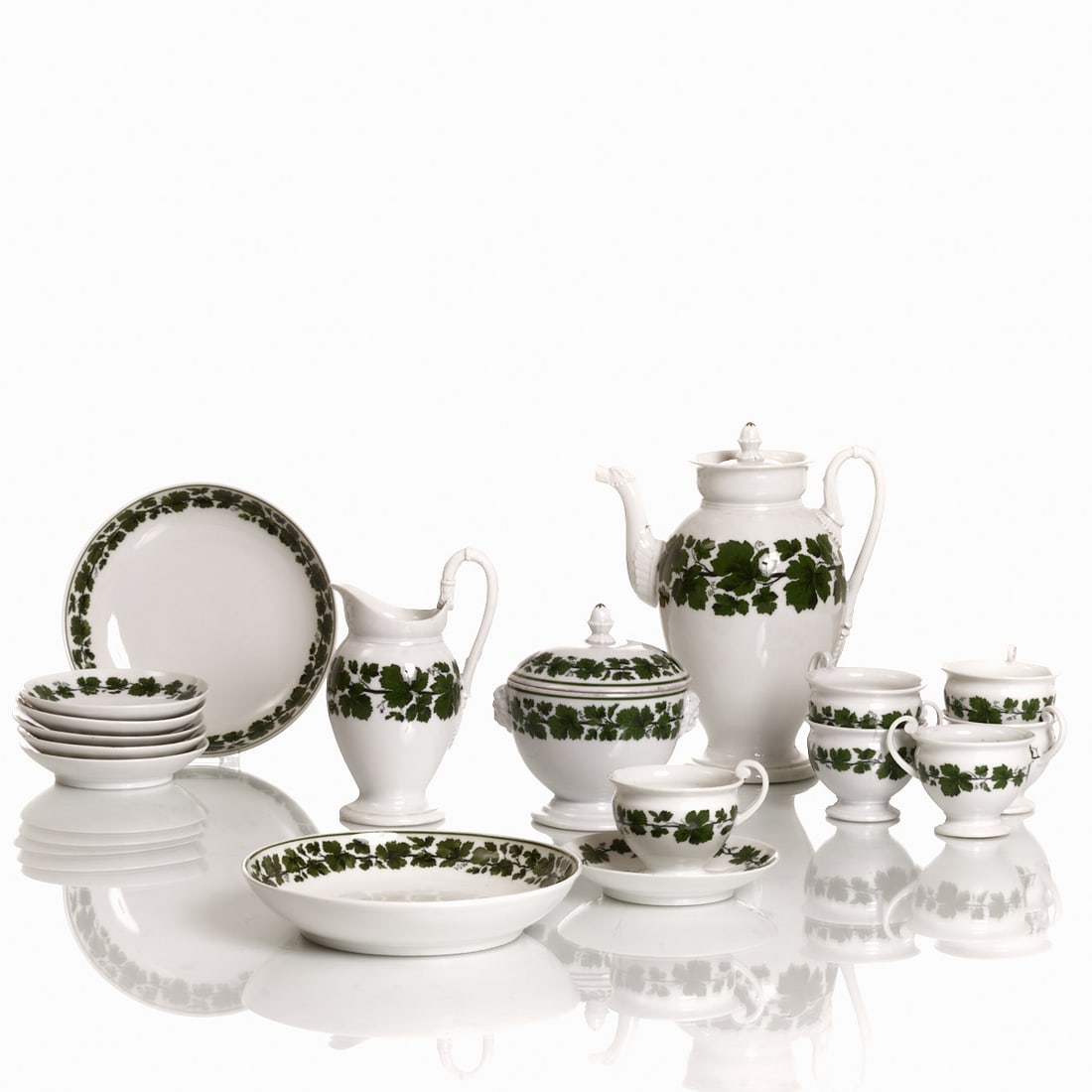 17-piece Coffee Service for 6 People - Full Green Vine Wreath, Meissen c. 1840/50: 17-piece coffee service for 6 people - full green vine wreath Royal Porcelain Manufactory, Meissen c. 1840/50. Porcelain, white, glazed. Underglaze painted with chrome green vine leaf decor. Traces of