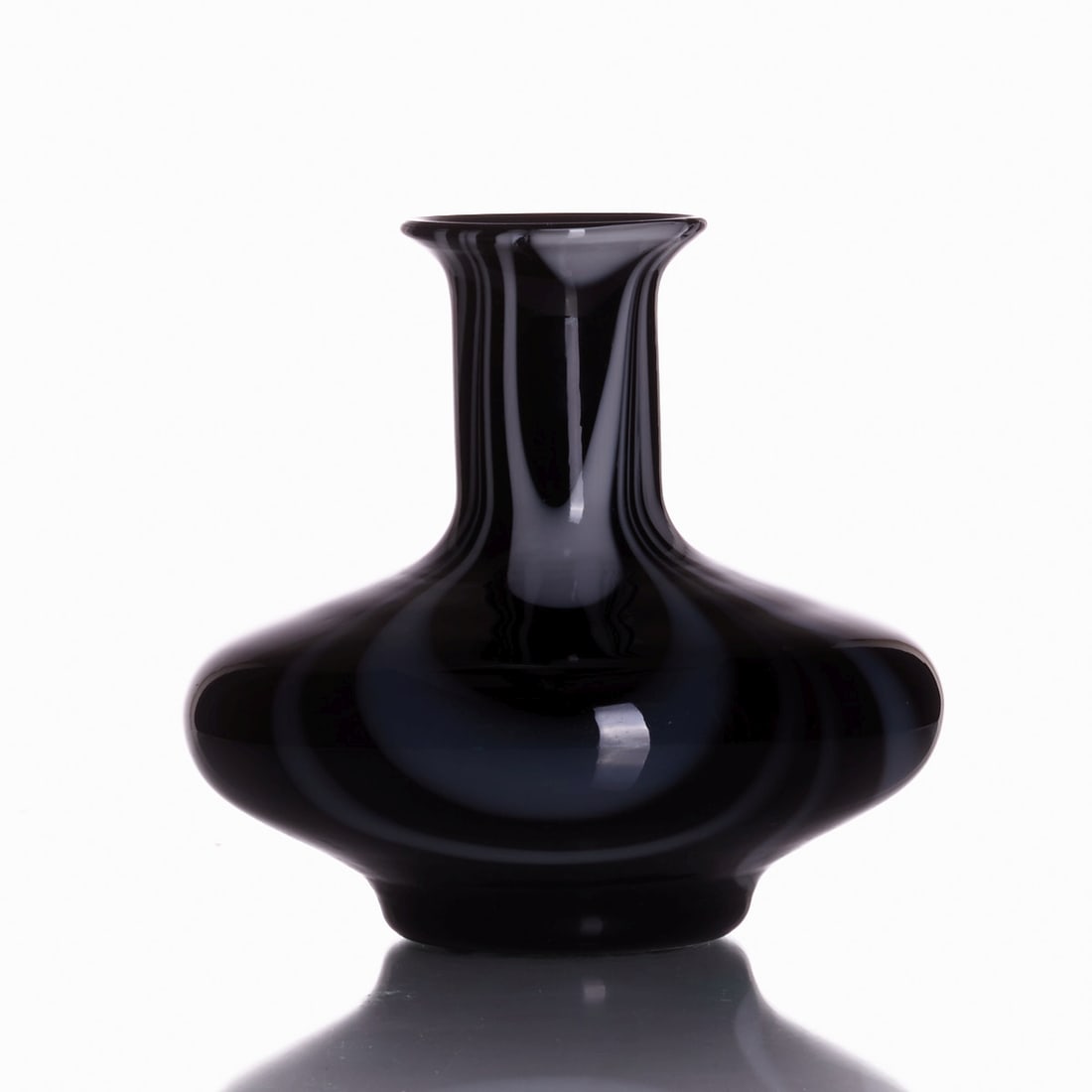Vase with flared rim: Vase with flared rim Dark purple glass, with opaque white, drawn drops. Unmarked. H. 17 cm.