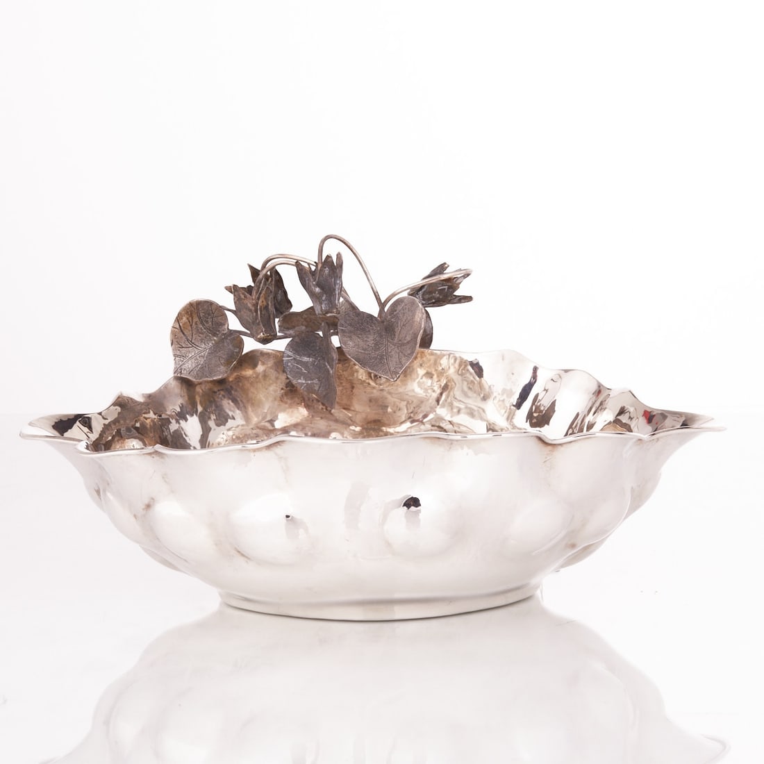Bowl with Flowers: Bowl with flowers 925 silver. Hallmarks: maker's mark, 925. 14.5 x 29 x 23 cm. Weight: 518 g.