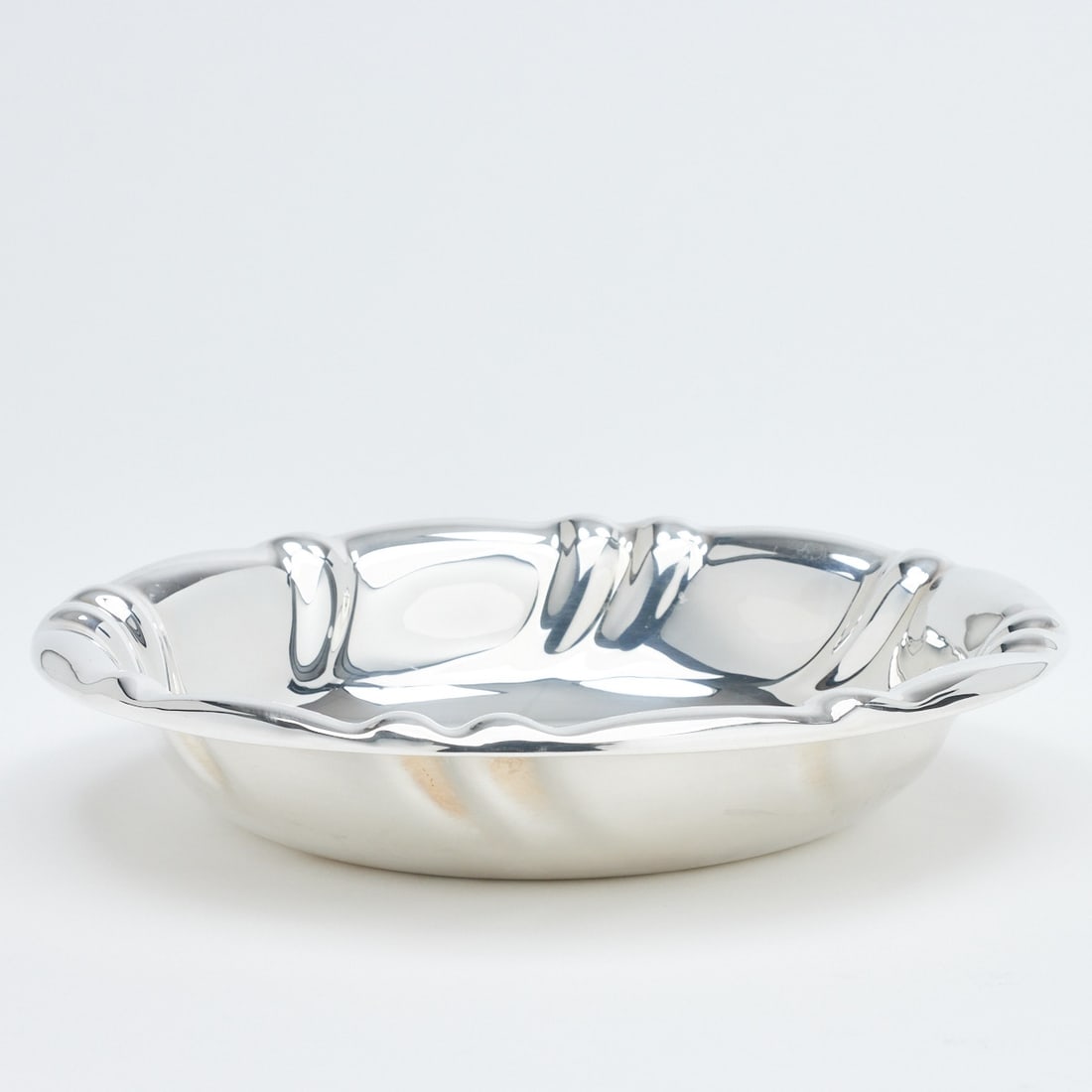 Bowl in Baroque style Gayer &: Bowl in Baroque style Gayer & Krauss/Schwäbisch Gmünd. 830 silver. Hallmarks: Manufacturer's mark, 830, crescent/crown. H. 26 cm. Weight: 338 g.