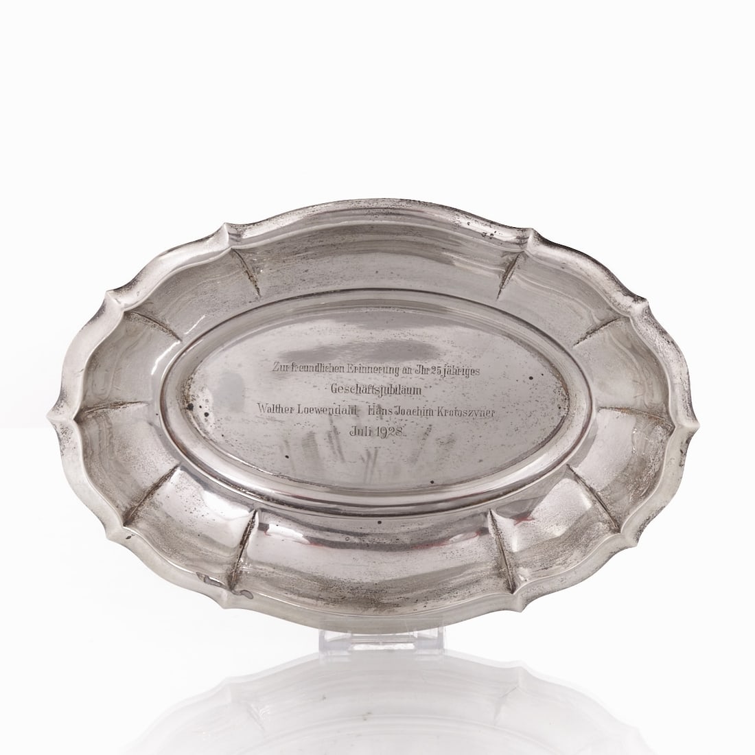Bread bowl: Bread bowl 925 silver. Hallmarks: maker's mark, 925. 4.5 x 31 x 22 cm. Weight: 345 g. Inscription.