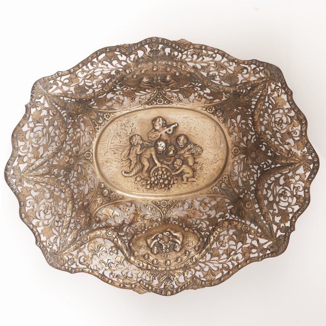 Fruit bowl in Rococo style: Fruit bowl in Rococo style Silver. Hallmarks: maker's mark. 8 x 39 x 33 cm. Weight: 774 g.
