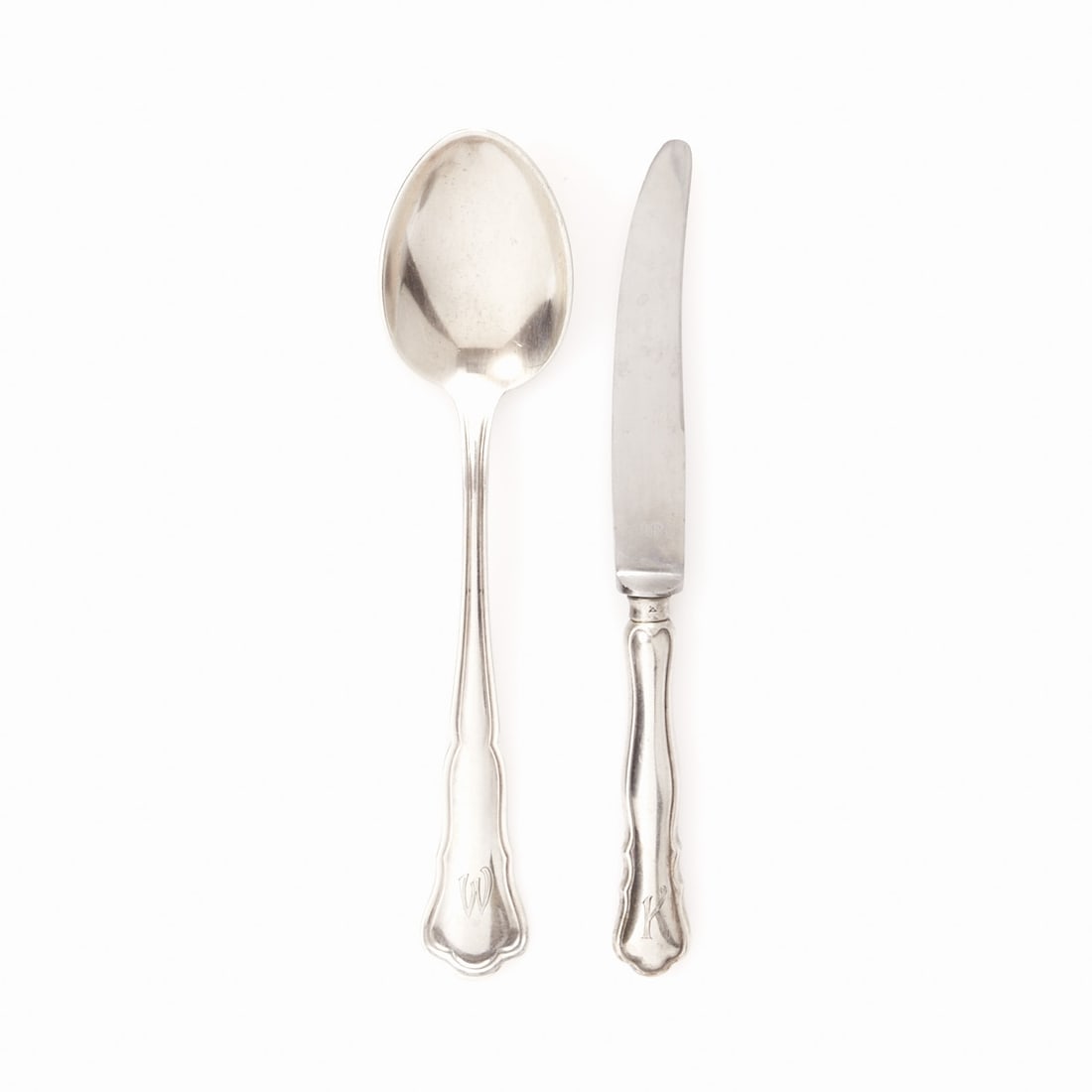 12 Menu Spoons and 6 Dessert Knives: 12 menu spoons and 6 dessert knives Wilkens/Bremen. 800 silver. Hallmarks: maker's mark, 800, crescent/crown. H. 17.5 cm. Weight: 508 g. 12 menu spoons L. 17.5 cm. 6 dessert knives L. 17 cm.