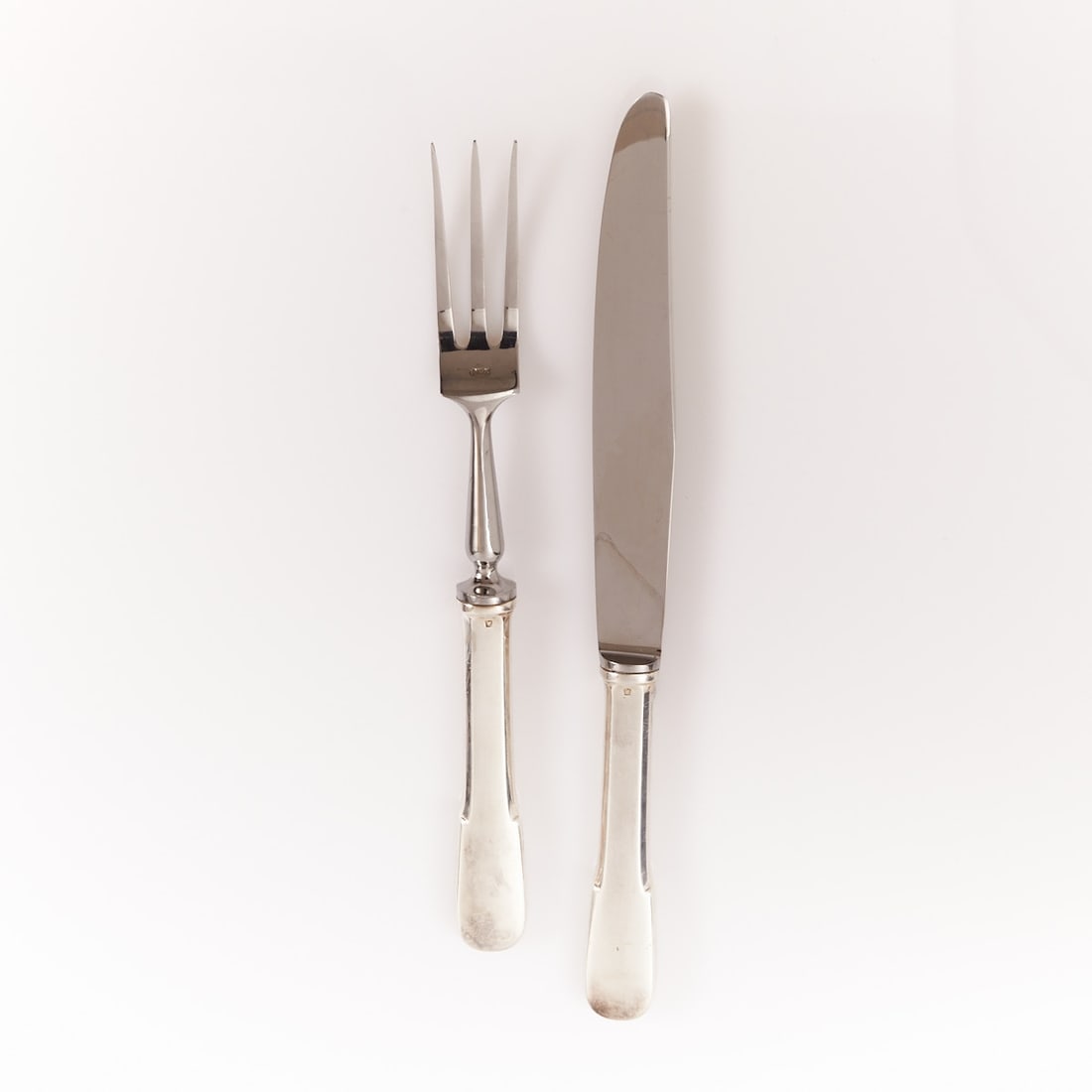 2-piece carving cutlery: 2-piece carving cutlery Silver. Hallmarks: maker's mark. L. 28 cm or 32.5 cm. Weight: 398 g (weighted).