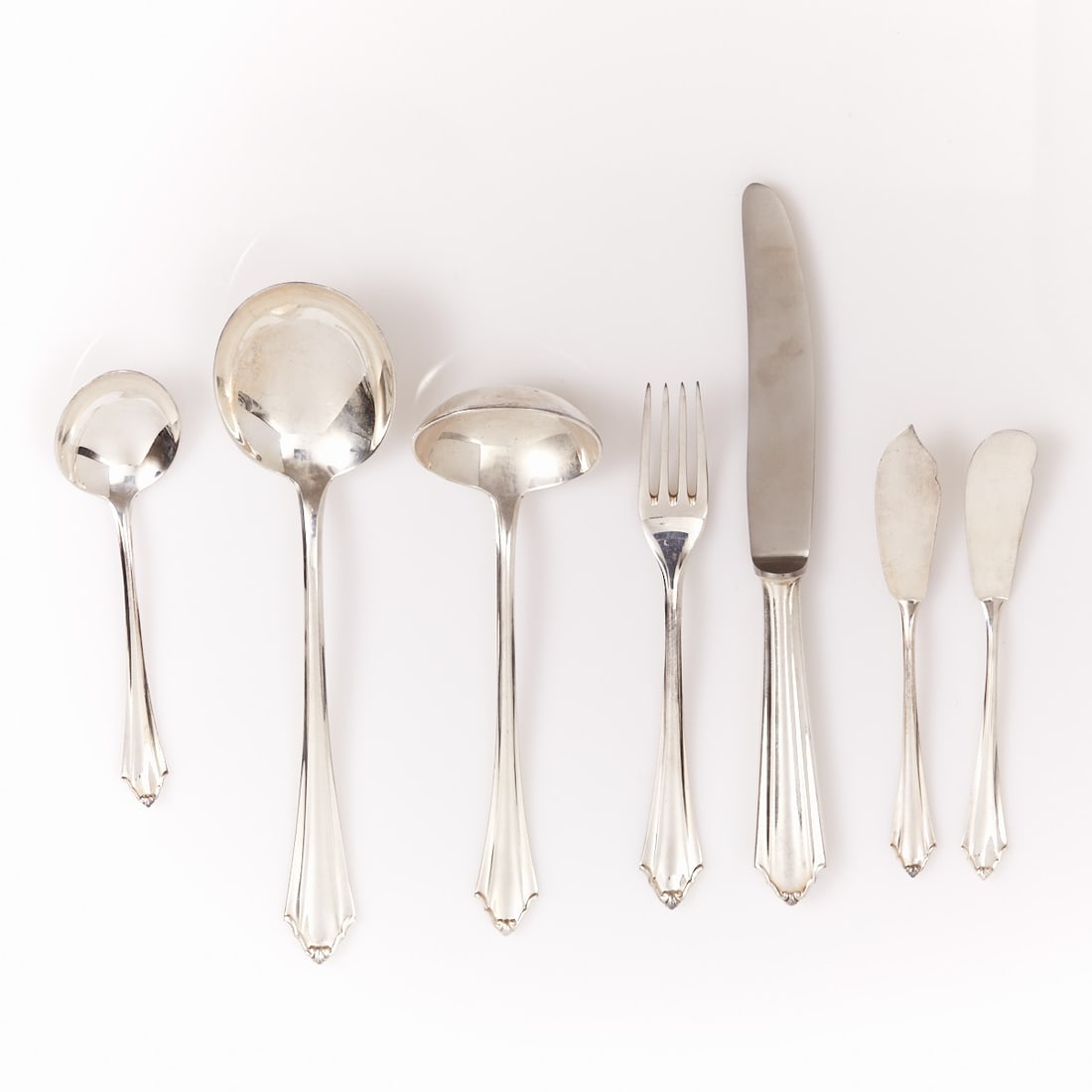 42-piece cutlery set Friederike: 42-piece cutlery set Friederike Bremer Silberwarenfabrik/Bremen. 800 silver. Hallmarks: maker's mark, 800, crescent/crown. Weight: 1100 g. (without knives). 16 dinner forks L. 24 cm. 6 dessert forks