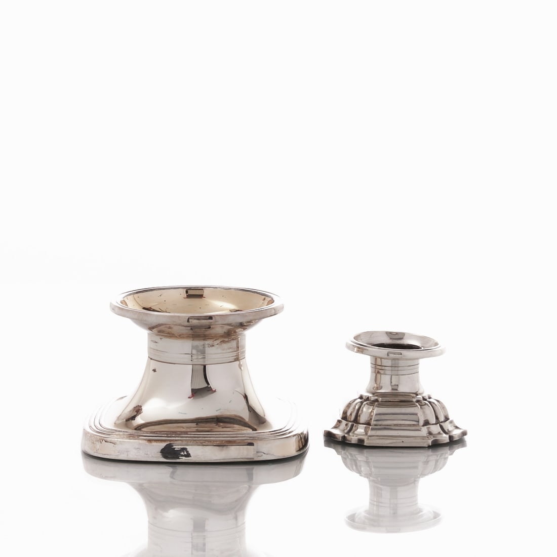 2 pillar candlesticks: 2 pillar candlesticks Jakob Grimminger/Schwäbisch Gmünd. 835/925 silver. Hallmarks: maker's mark, 835, 925, crescent/crown. H. 6.4 cm or 4.3 cm. Weight: 464 g (weighted).