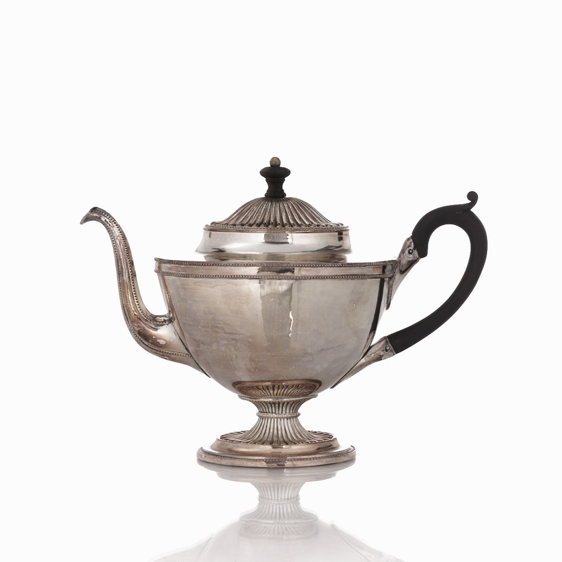 Teapot: Teapot England. Silver-plated. H. 18 cm. Restored, damaged.