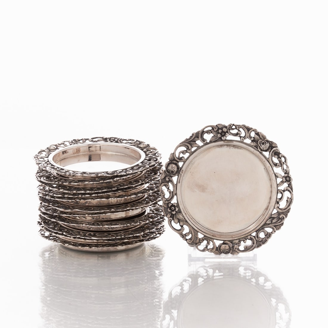 12 Coasters: 12 coasters 800 silver. Hallmarks: 800. D. 11.6 cm. Weight: 936 g.