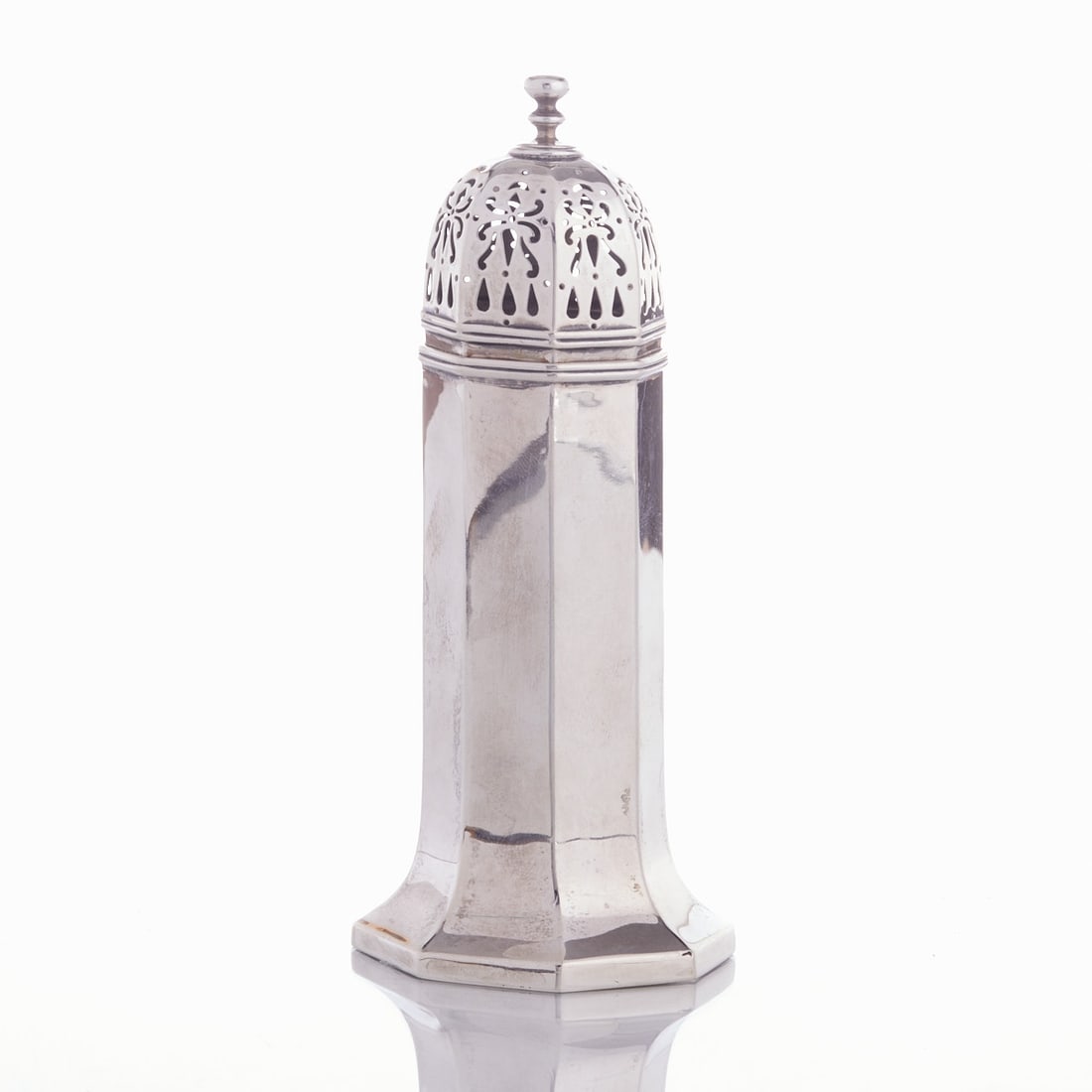 Sugar Shaker: Sugar shaker Edward Barnard & Son Ltd/London/England, circa 1916/17. 925 silver. Hallmarks: Maker's mark, city and fineness marks, year mark. H. 15.5 cm. Weight: 142 g.