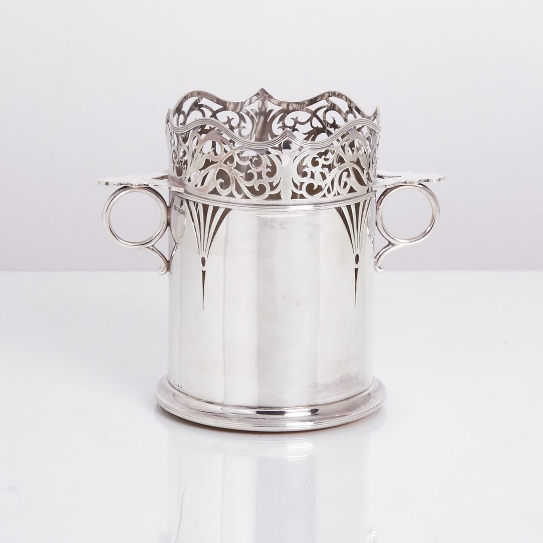 Bottle Holder, so-called Coaster: Bottle holder, so-called coaster James Dixon & Son/Sheffield/England, circa 1899/1900. 925 silver. Hallmarks: Maker's mark, city and fineness marks, year mark. H. 16 cm. Weight: 448 g (weighted).