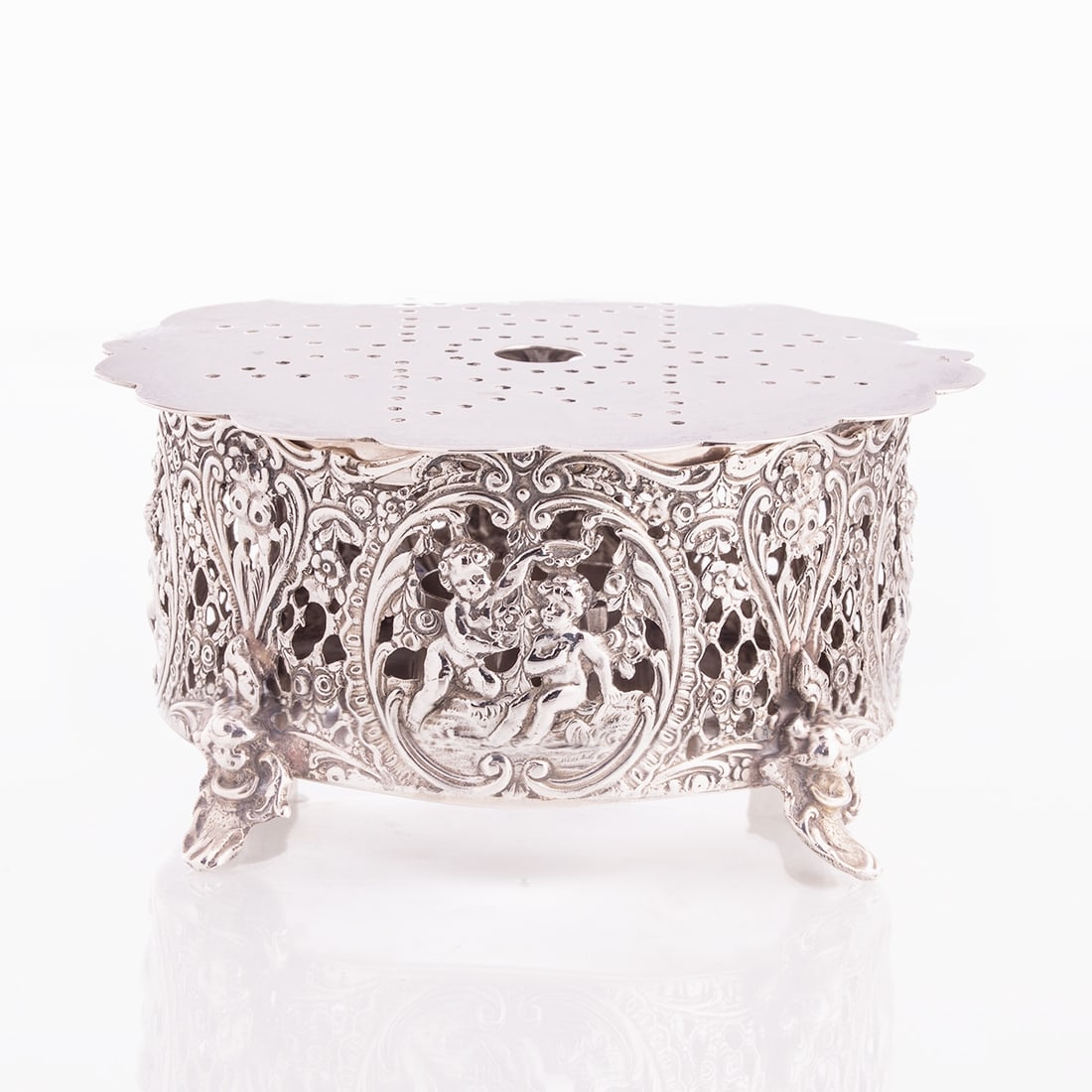 Rococo style warmer: Rococo style warmer 800 silver. Hallmarks: Manufacturer's mark, 800, half moon/crown. D. 15.5 cm. Weight: 536 g.