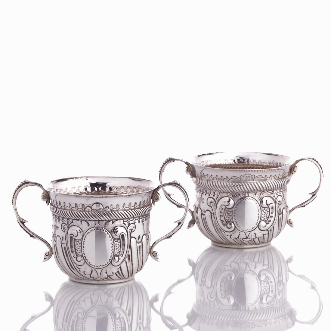 Pair of rare handled cups, so-called porringers: Pair of handled cups, so-called porringers Charles Stuart Harris/London/England, circa 1898/99 or 1901/02. 925 silver. Hallmarks: Manufacturer's mark, city and fineness marks, year letters. H. 7 cm.