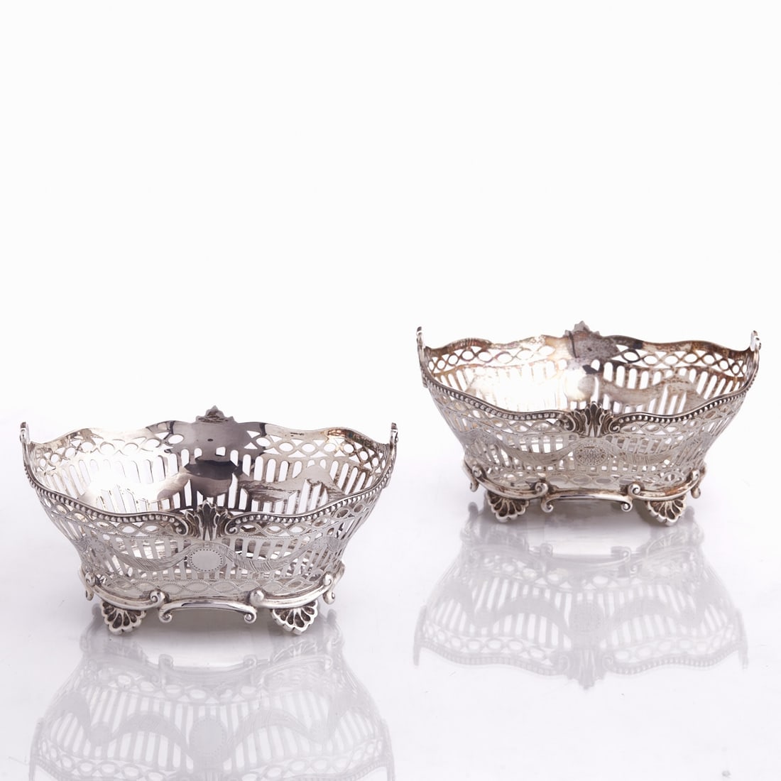 Pair of sweetmeat dishes: Pair of sweetmeat dishes Daniel & John Wellby/London/England, circa 1896/97. 925 silver. Glass. Hallmarks: Manufacturer's mark, city and fineness marks, year mark. 7.5 x 15 x 12 cm. Weight: 310 g
