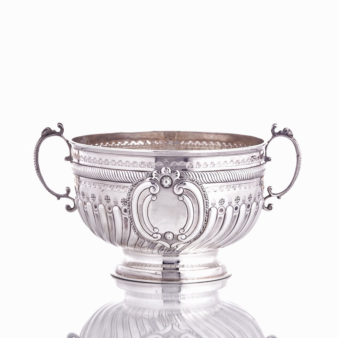 Handled bowl: Handled bowl Edward Hutton/London/England, circa 1892/93. 925 silver. Hallmarks: Manufacturer's mark, city and fineness marks, year mark. D. 26.5 cm. Weight: 682 g.