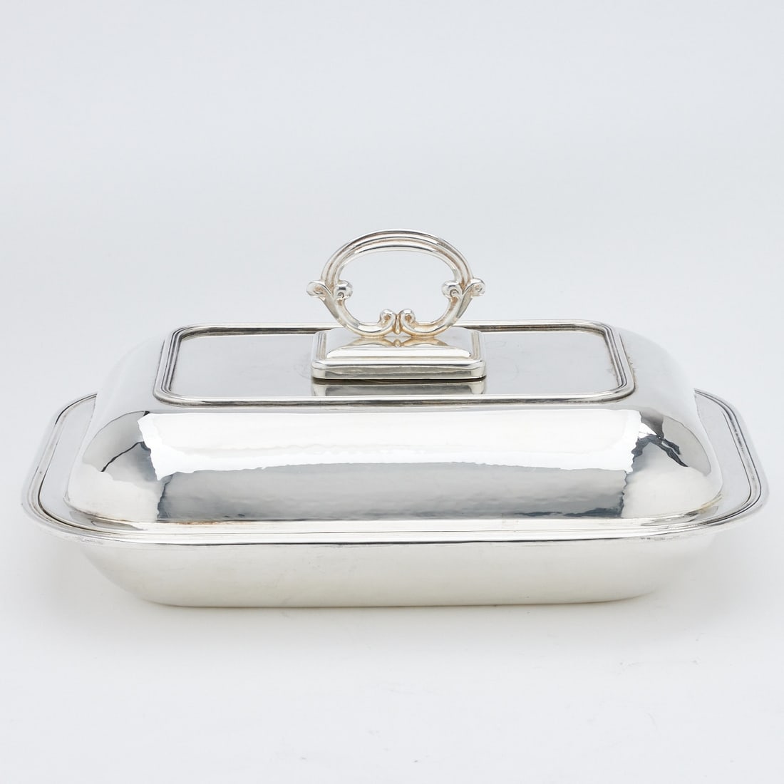 Large vegetable tureen: Vegetable bowl 800 silver. Hallmarks: Manufacturer's mark, 800. 13.5 x 28.2 x 21.2 cm. Weight: 1240 g.