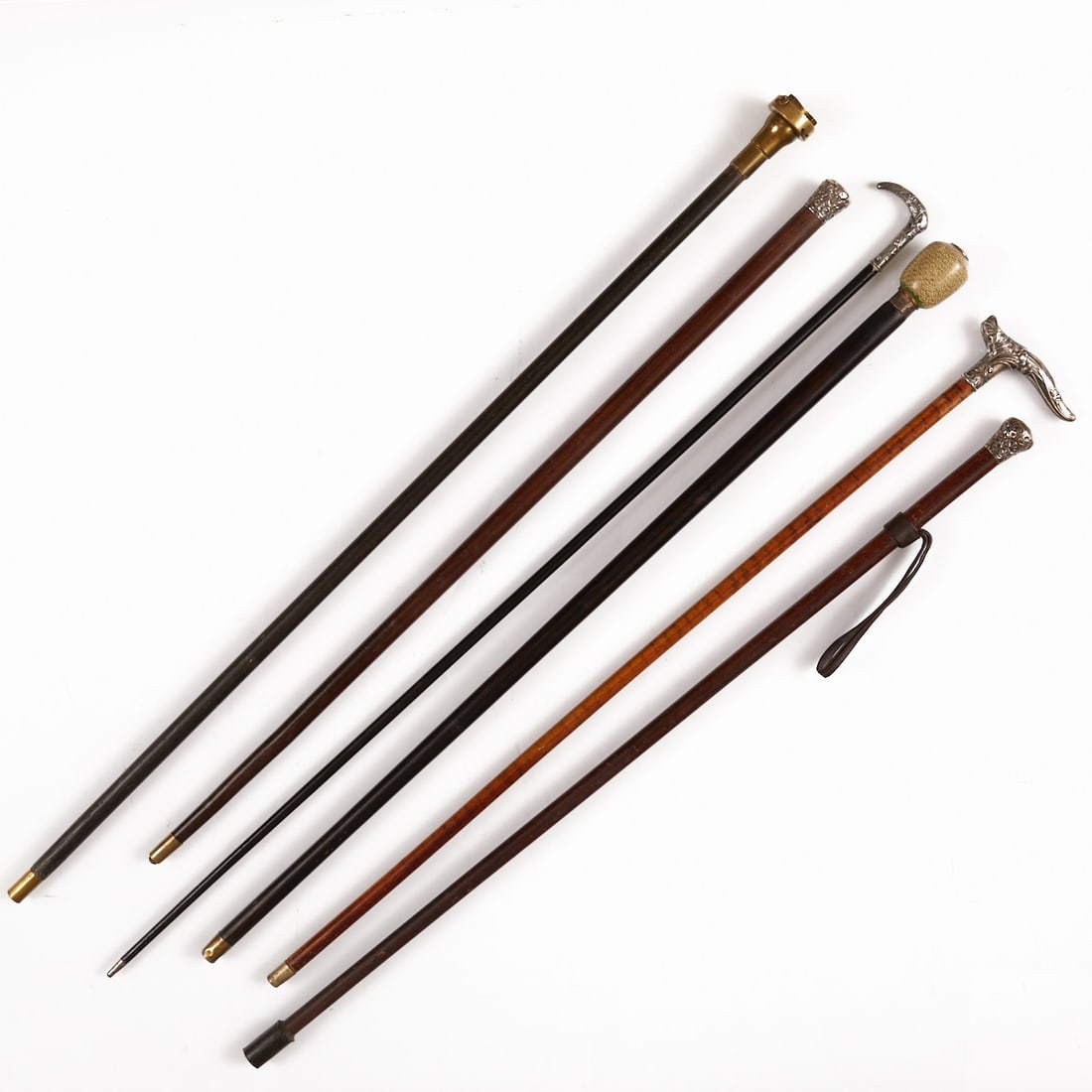 Collection of walking sticks: Collection of walking sticks, 6 pieces. Among others China, England, 19th and 20th century. 6 pieces. Wood, silver, enamel, brass, white metal. Length 84 - 98 cm. 3x with silver knob, hallmarked. 1x