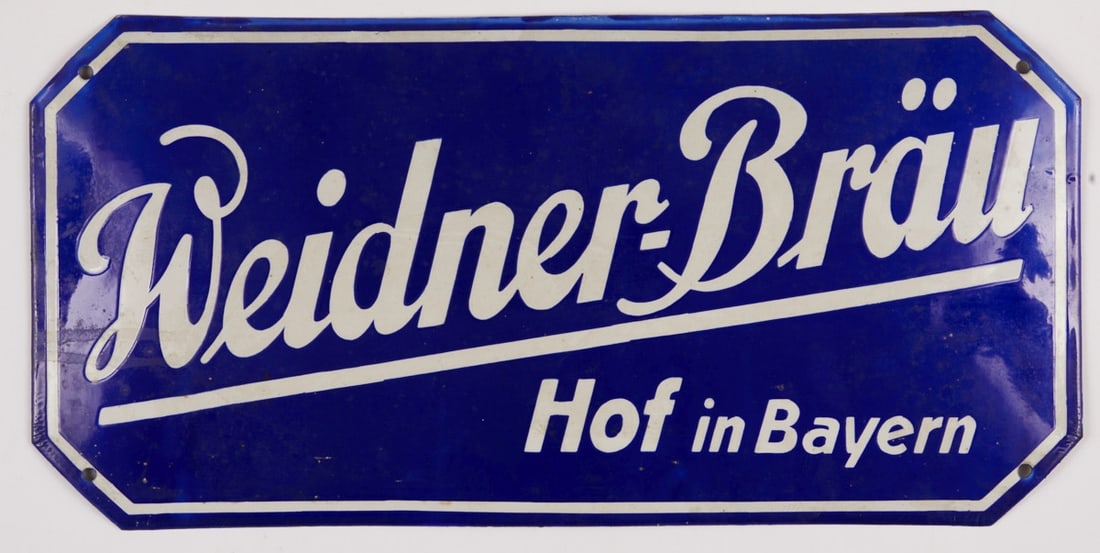 Enamel sign 'Weidner Br?¤u - Hof in Bayern': Enamel sign "Weidner Bräu - Hof in Bayern" Germany, mid-20th century. Enamel on metal, blue-white printed, approx. 24.5 x 50 cm. Curved shape with advertising lettering "Weidner