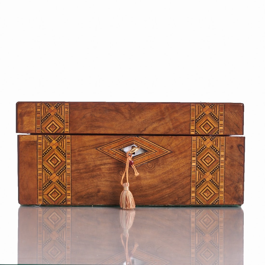 Victorian writing box: Victorian writing box / travel writing case. England, late 19th century. Walnut veneered, with inlays of various woods and partial mother-of-pearl. W. 30 cm, H. 14 cm, D. 22 cm. Rectangular body with