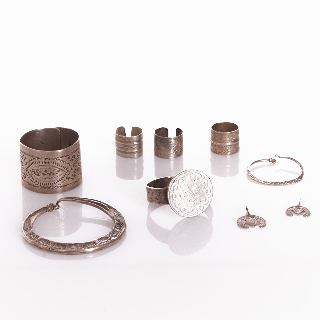Ethnological Jewelry Collection: Ethnological jewelry collection. Oriental / North African cultural sphere, 19th/20th century. Consisting of various presumably silver and white metal works with traditional engraved and chased ornamen