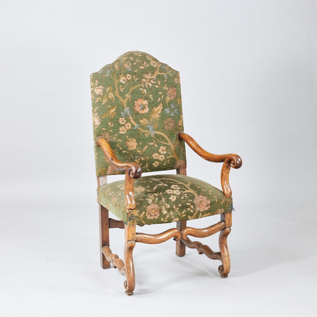 Baroque armchair: Baroque armchair France, 18th century. Walnut. 53/122 x 62 x 58 cm. Damaged.
