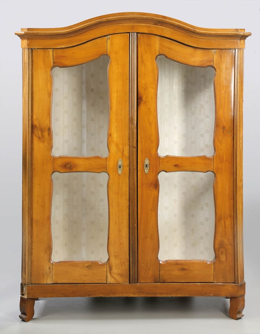 Biedermeier display cabinet / cabinet: Biedermeier display cabinet / cabinet Germany, 19th century. Cherry wood. Height 189.5 cm, width 148 cm, depth 58 cm. Good condition, one pane defective. Elegant Biedermeier display cabinet on curved