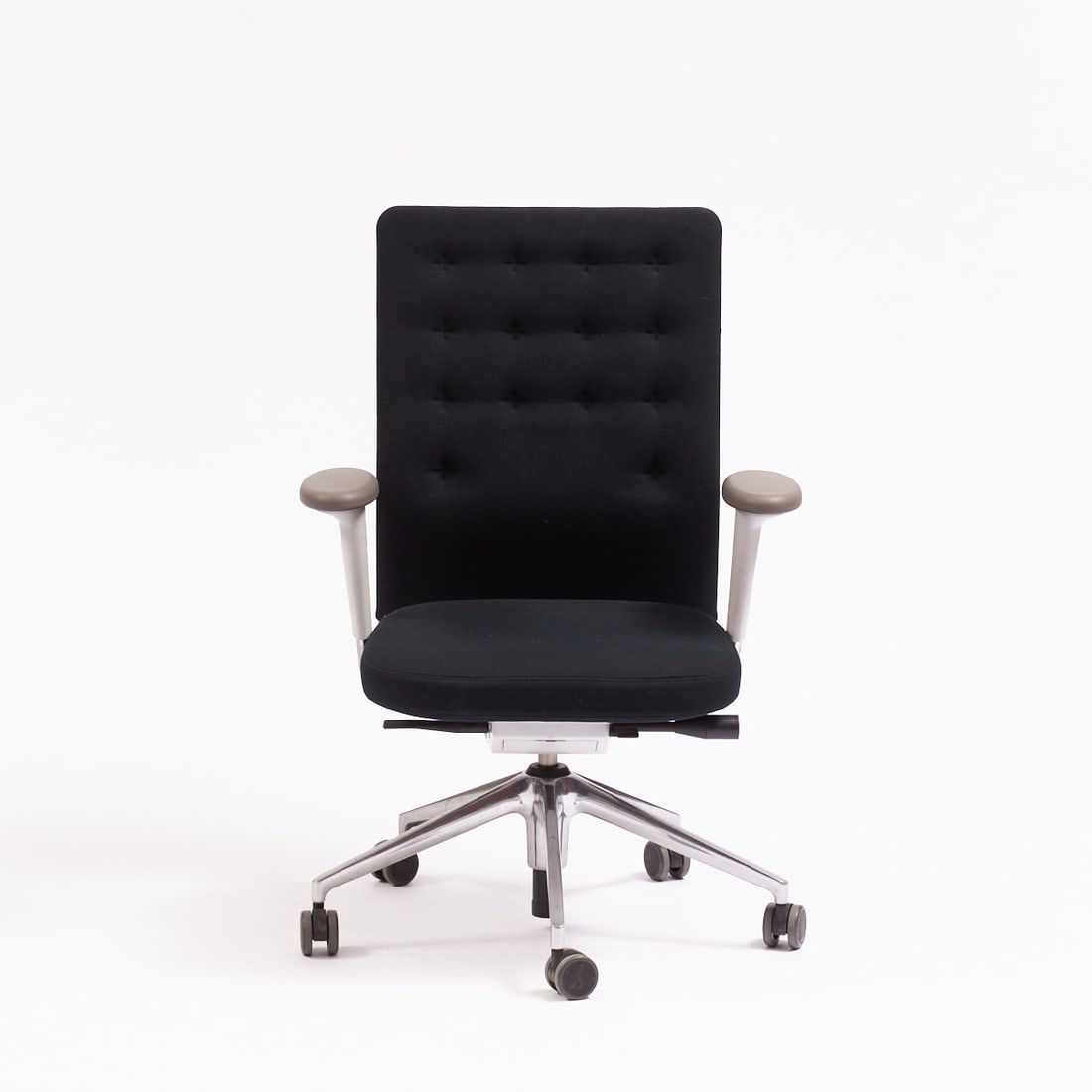 Office chair ID Trim: ID Trim office chair Vitra/Switzerland. Design: Antonio Citterio, 2010. Metal. Plastic. Black cover. Manufacturer's mark. 108 x 66 x 46 cm.