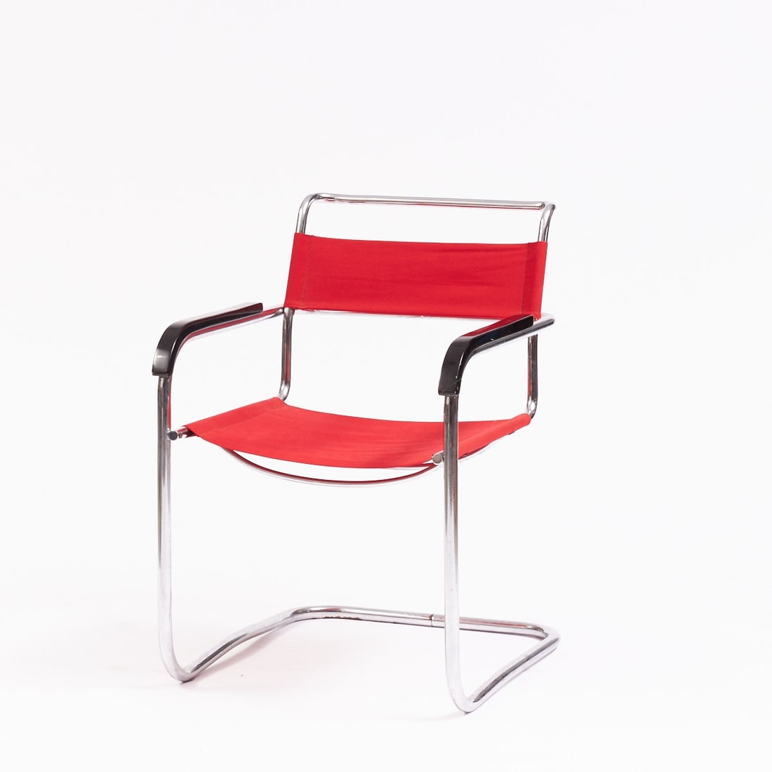Bauhaus Cantilever Chair: Bauhaus cantilever chair Mücke & Melder. Design: Marcel Breuer. Tubular steel. Wood. Fabric. 44/82 x 56.5 x 66 cm. Damaged.