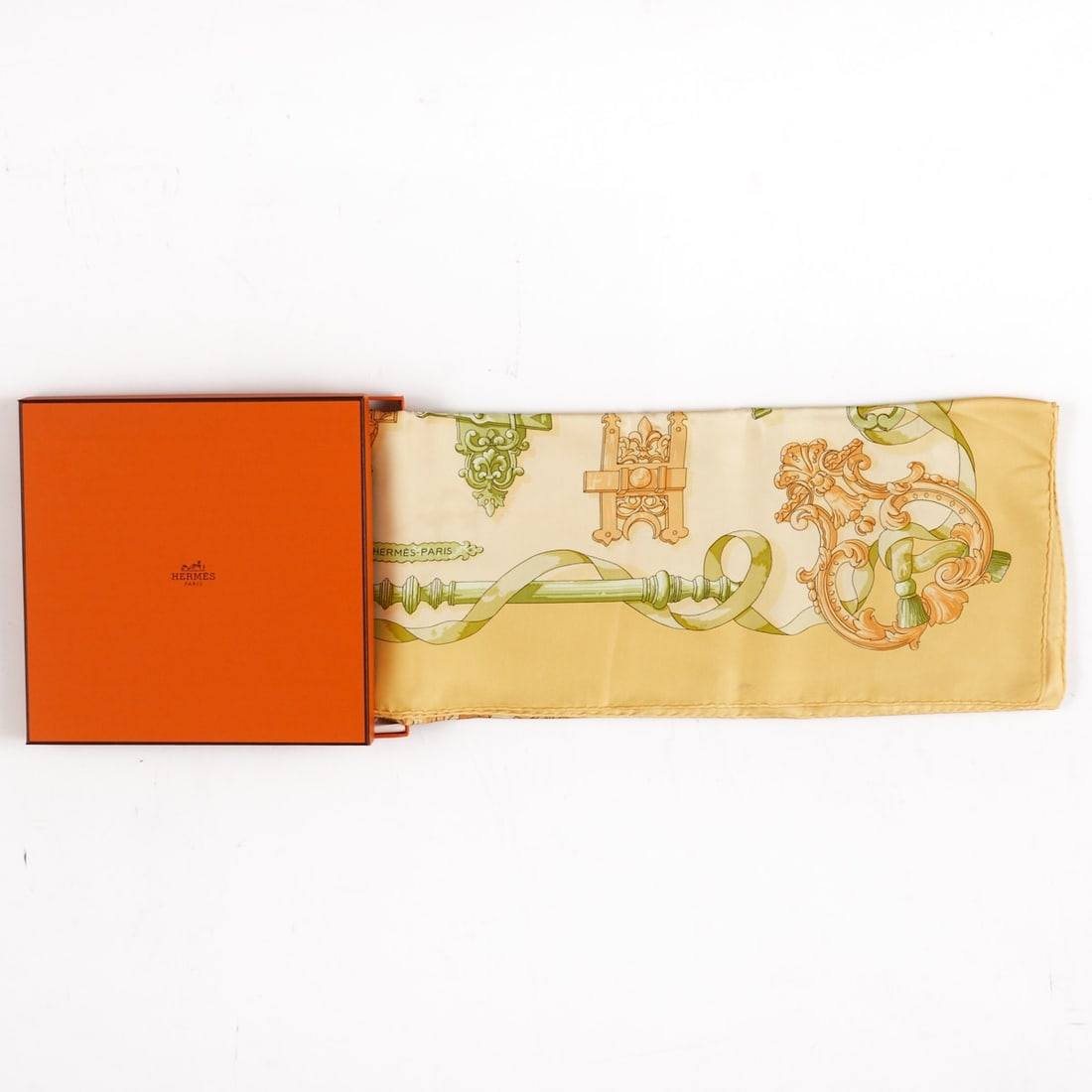 HERM? S - Scarf Â»FerronnerieÂ«.: HERMÈS - Scarf »Ferronnerie«. Hermès company, Paris, France. 100 % silk, approx. 90 × 90 cm. Elegant Hermès silk scarf in delicate yellow, cream, and green