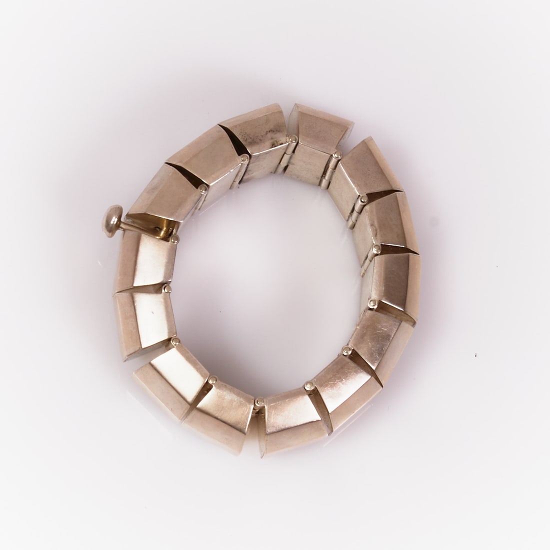 Heavy Sterling Bracelet: Heavy Sterling Bracelet Mexico, around the 1990s. 925/- sterling silver, stamped. Weight: 100 g. Inner D. 5.7 cm. W. 2.8 cm. Signed: MEXICO, 925, 18 - 96. A beautiful, heavy, flexible sterling silver 
