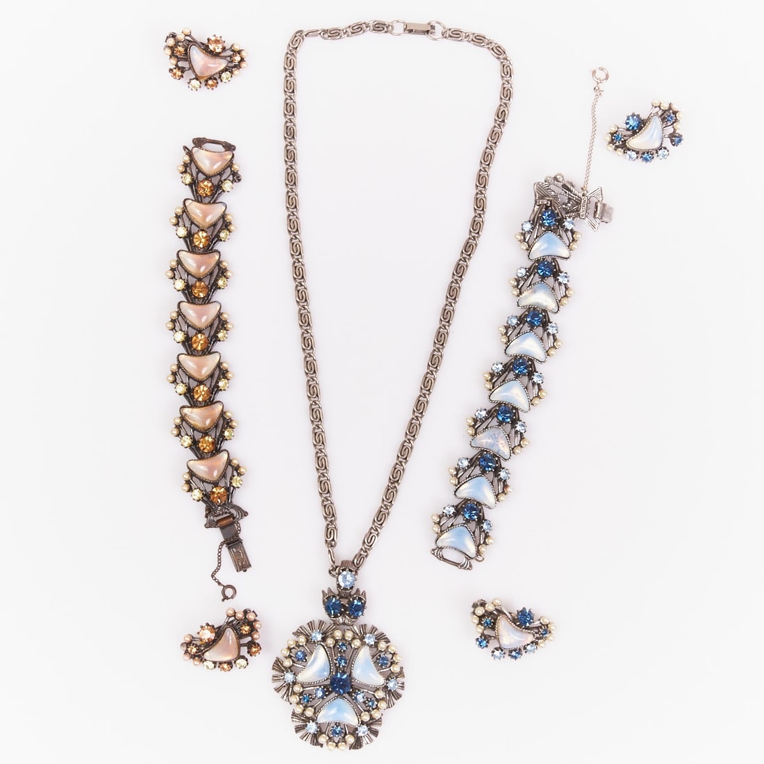 FLORENZA - Vintage Moonstone Colored Parure (5 pieces): FLORENZA - Vintage Moonstone Colored Parure (5 pieces) Necklace, 2 bracelets and 2 pairs of ear clips. New York, circa 1950 - 1970. Metal, antique silver-colored. With moonstone-colored, blue and brow