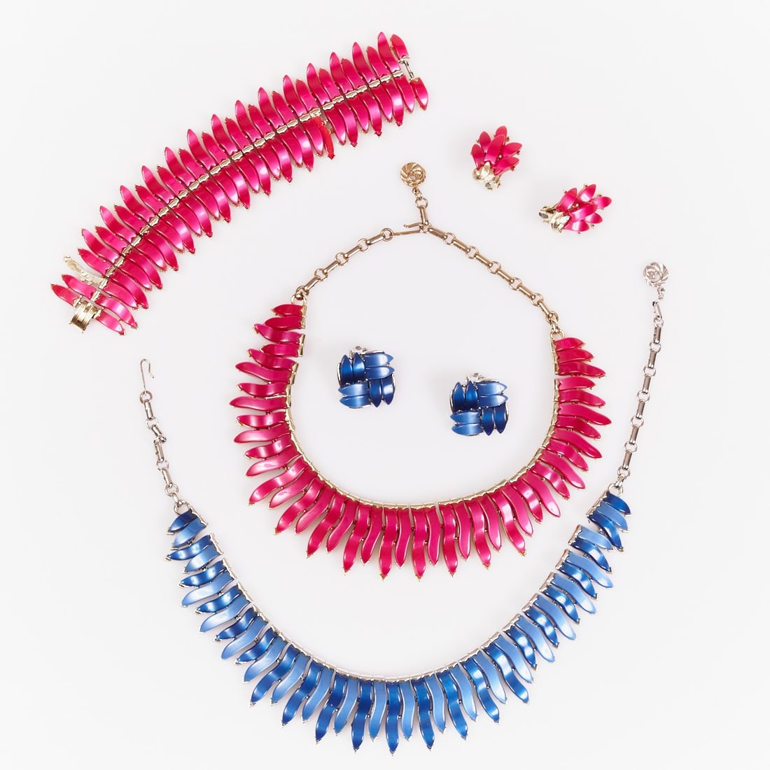 LISNER - Vintage Thermoset Parure (5 pieces): LISNER - Vintage Thermoset Parure (5 pieces) 2 necklaces, bracelet and 2 pairs of clip-on earrings. Lisner, New York, circa 1950. Metal, white gold- / silver-colored; Lucite. Total weight: 149 g. Neck