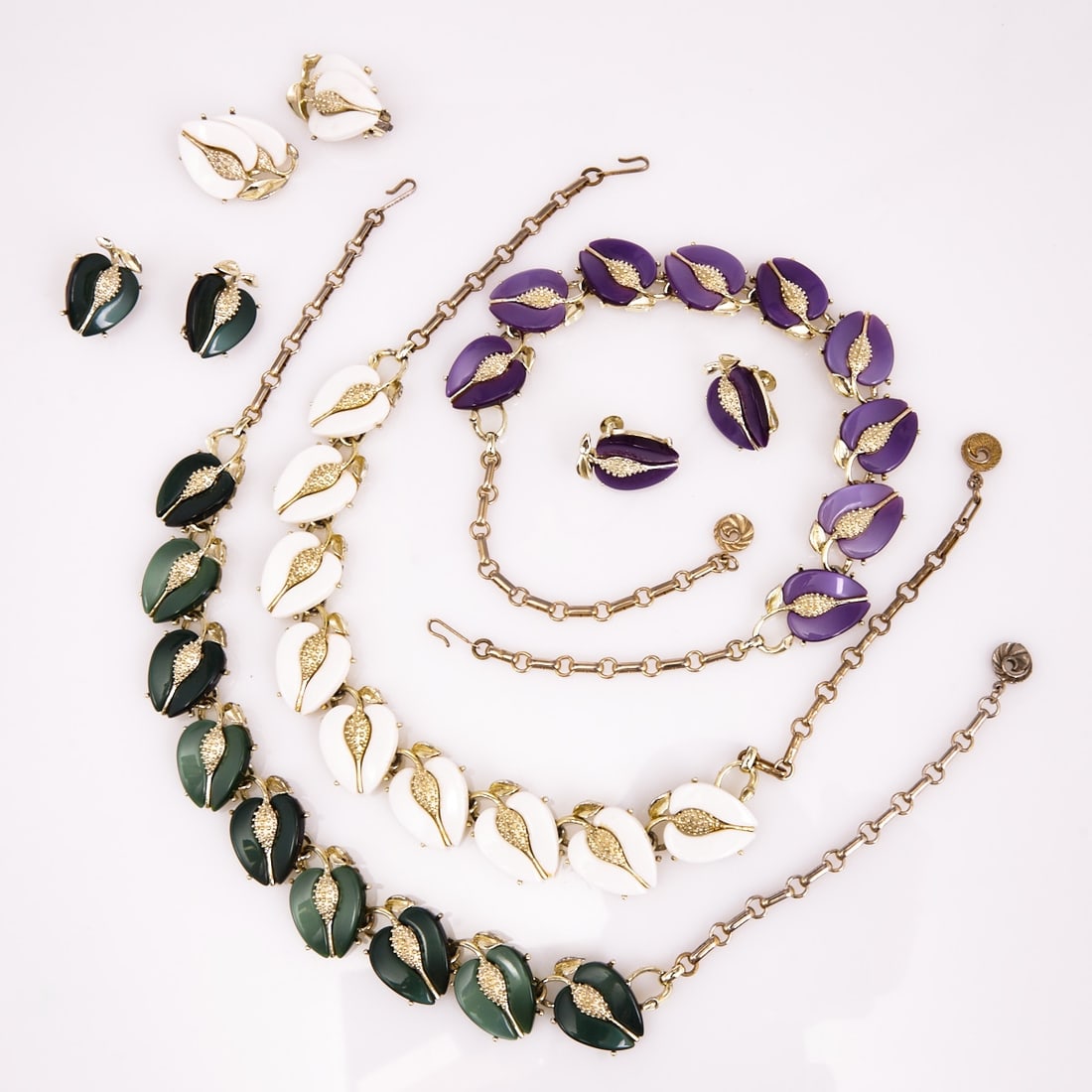 LISNER - Three vintage thermoset 'Peach Pit' parures (6 pieces): LISNER - Three vintage thermoset "Peach Pit" parures (6 pieces) 3 necklaces and 3 pairs of clip-on earrings. Liesner, New York, USA, circa 1960-1990. Metal, white gold-colored. Lucite. Weigh