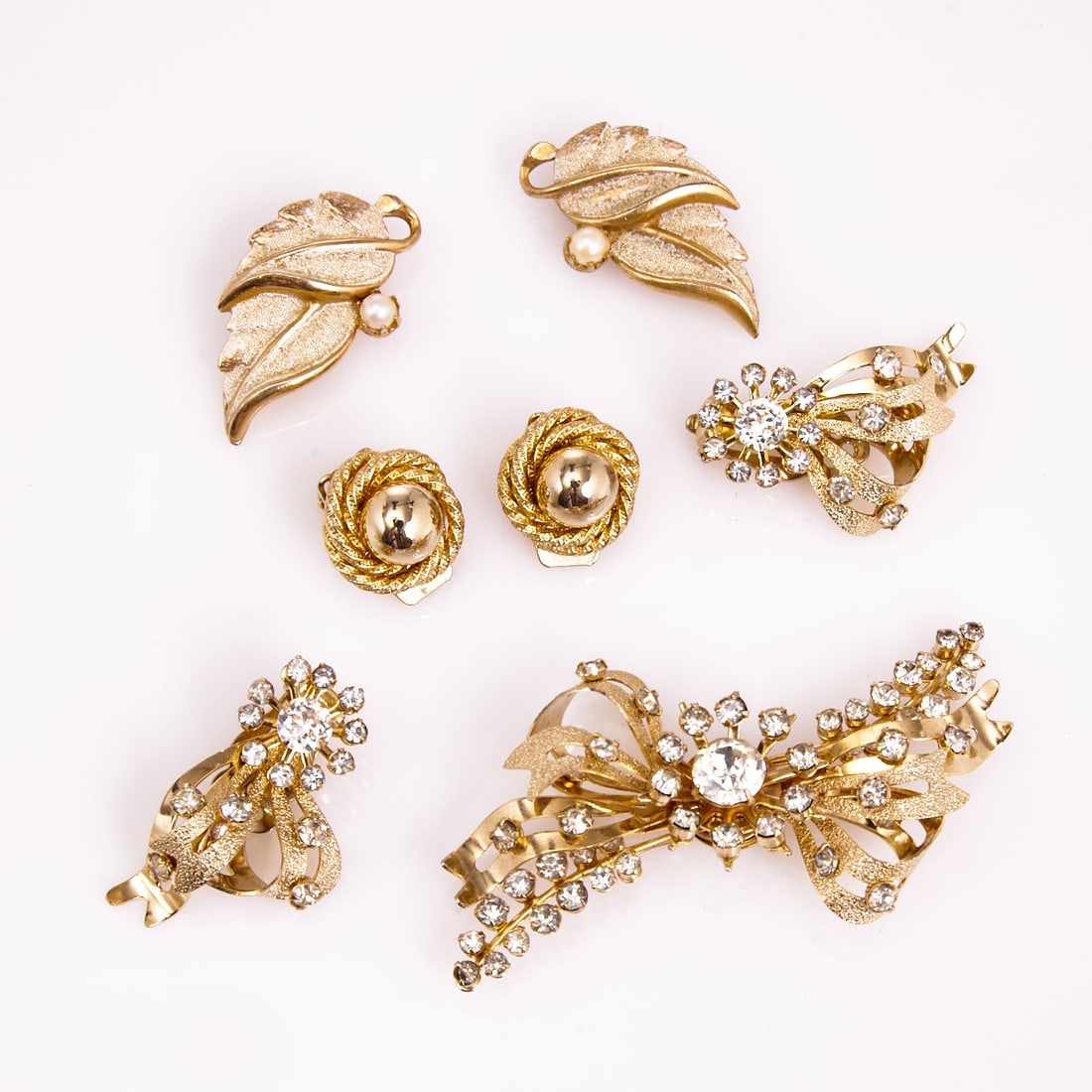 KRAMER - Vintage jewelry set: brooch and three pairs of clip-on earrings with bow and leaf motif (4 (1 of 1)