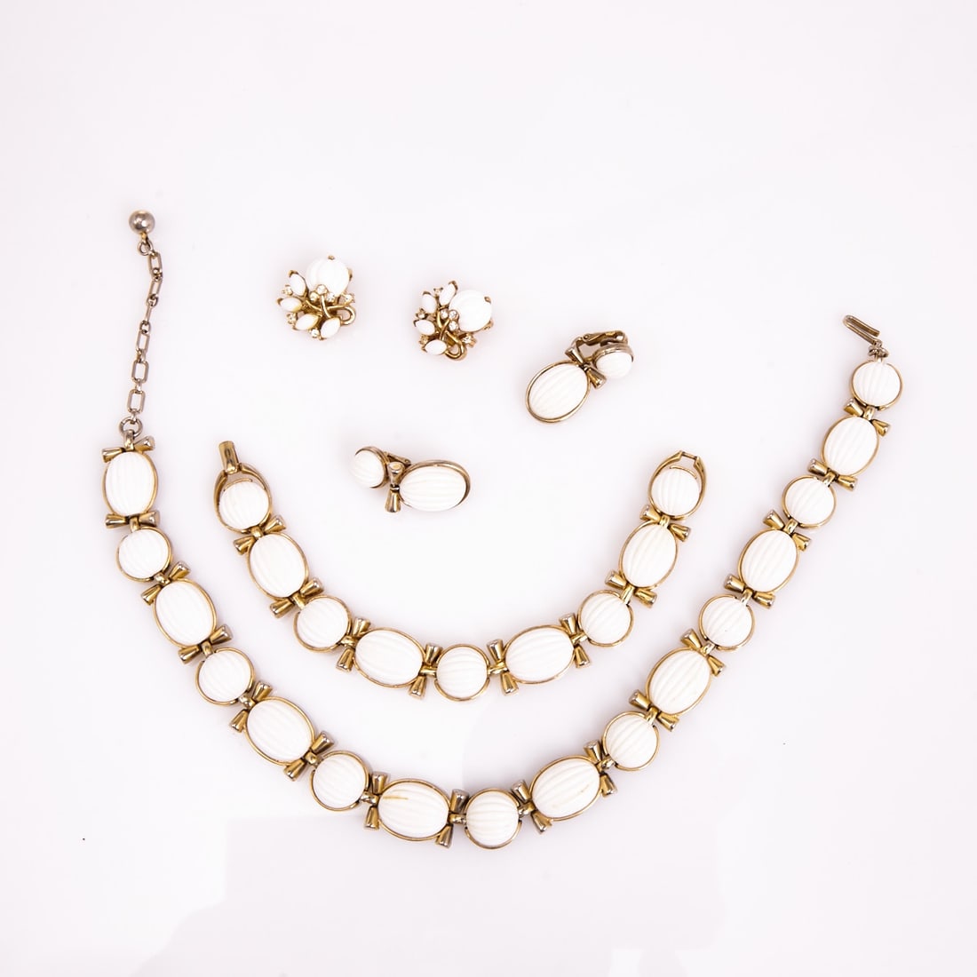 TRIFARI Alfred Philippe - Vintage Jewelry Set with Milk Glass (4 pieces): TRIFARI Alfred Philippe - Vintage Jewelry Set with Milk Glass (4 pieces) Necklace, bracelet and 2 pairs of clip-on earrings. Crown Trifari, New York, 1950s. Metal, gold-colored; crystal rhinestones; m