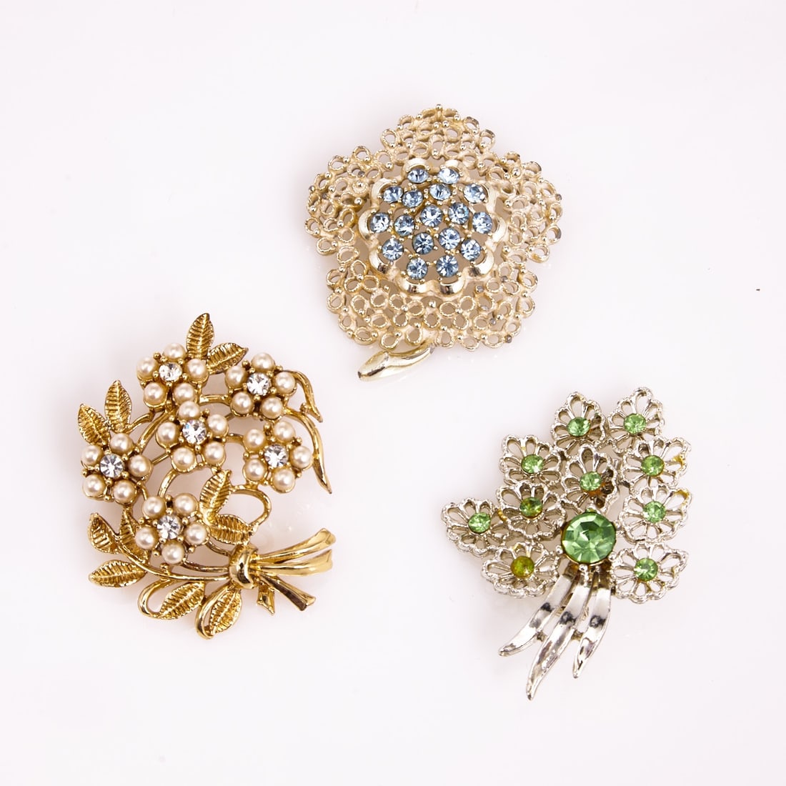 CORO - Three Vintage Brooches: CORO - Three Vintage Brooches Cohn & Rosenberger Jewelry, New York, USA. Approx. 1940s. Metal, gold- / silver-colored; rhinestones; enamel; faux pearls. Weight: 50 g. Dimensions: 5 x 4.6 cm; 5 x 4