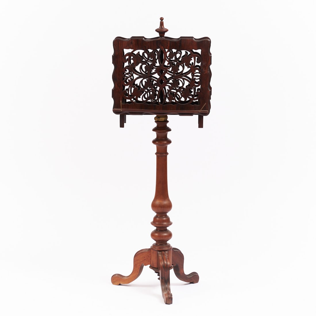 Folianten- oder Notenständer England, 19. Jh. Palisander. H. 130 cm. B. 45 cm. Best. Auf drei: Folianten- oder NotenständerEngland, 19. Jh. Palisander. H. 130 cm. B. 45 cm. Best. Auf drei geschweiften Beinen mit Balustersäule. Darüber eine reich verzierte Doppelablage für Noten. - CITES-Bes