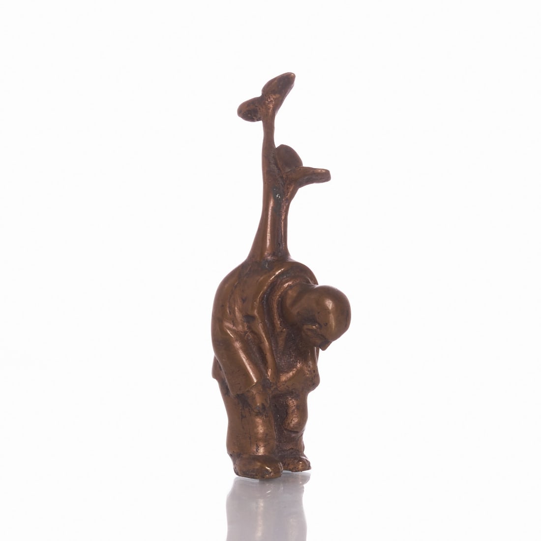 Ulrike Enders 1944 Oberstdorf - Lives: Ulrike Enders 1944 Oberstdorf - Lives and works in Hanover - Man with Plant - Bronze. Golden-brown patinated. H. 18 cm. Monogrammed UE on the reverse.
