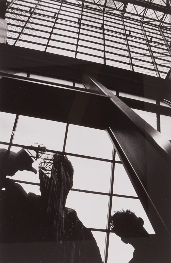 Gosbert Gottmann: Gosbert Gottmann 1955 Ortenhöfen - Untitled (from the series "down-town") - Gelatin silver print/photographic paper. 44.5 x 29.5 cm, 62.7 x 53 cm (dimensions with frame). Passepartout.
