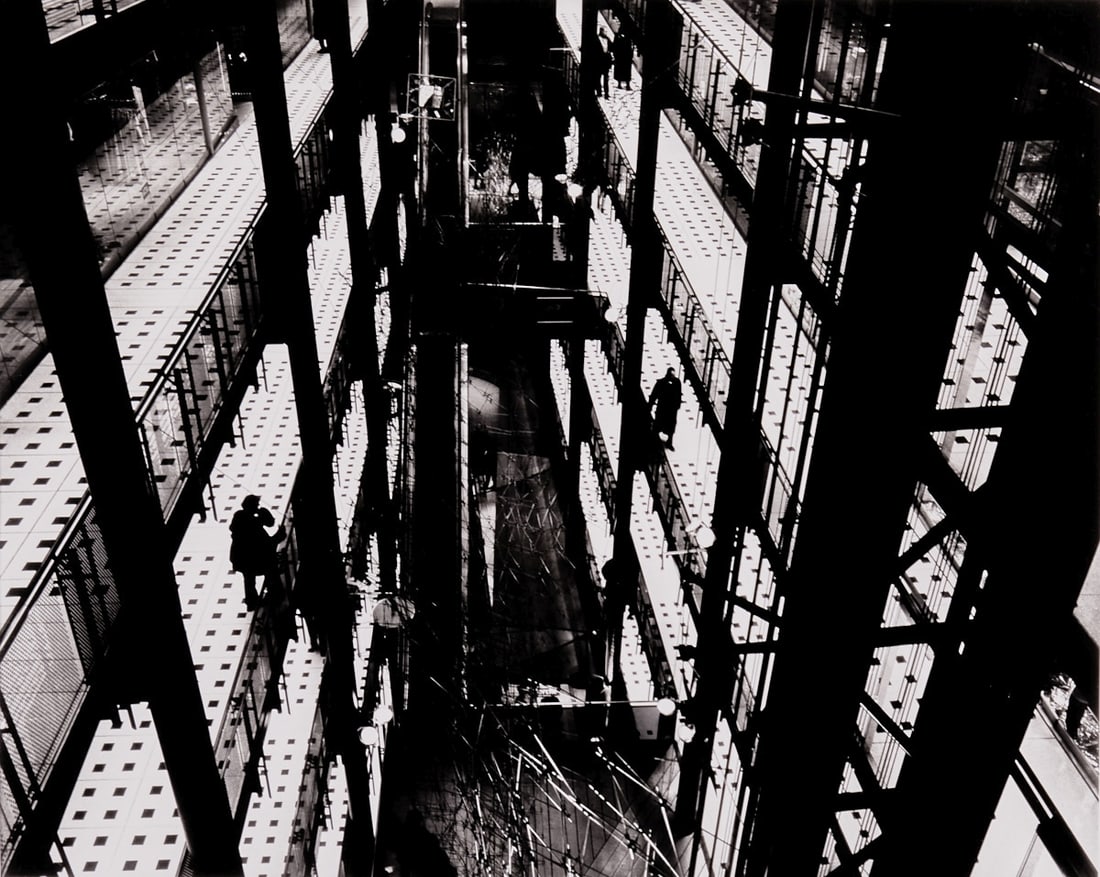 Gosbert Gottmann: Gosbert Gottmann 1955 Ortenhöfen - Untitled (from the series "down-town") - Gelatin silver print/photographic paper. 35.5 x 44 cm, 52.7 x 63 cm (dimensions with frame). Passepartout.