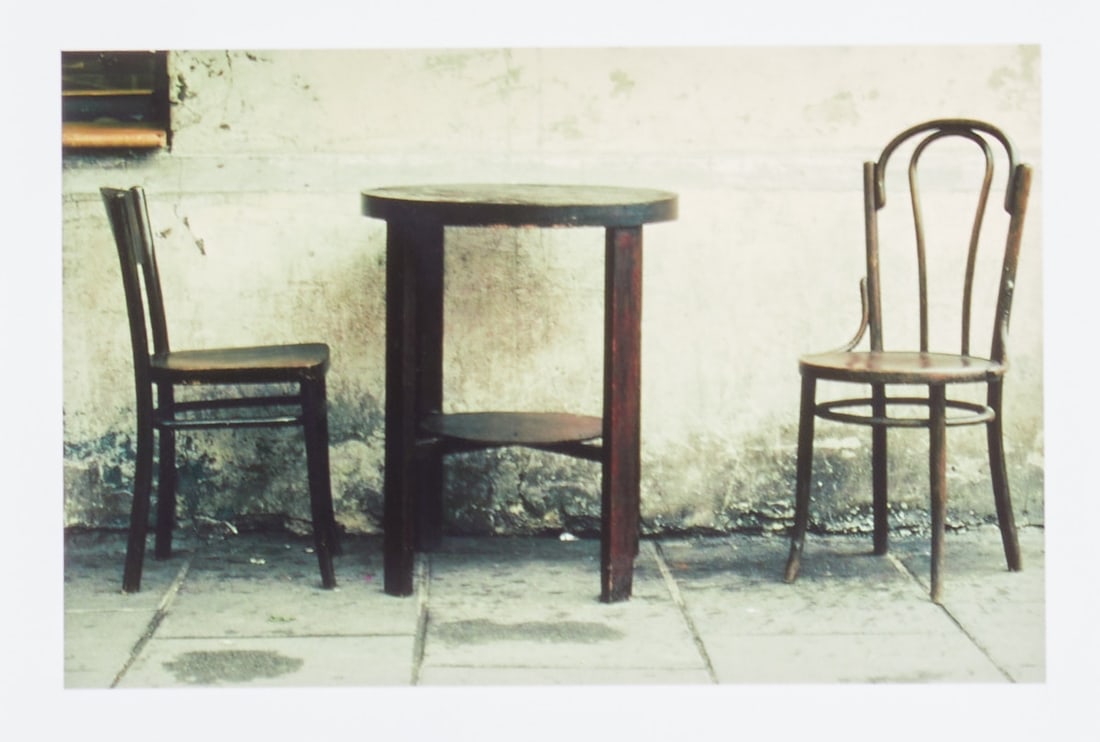 Bernd Hahn: Bernd Hahn 1954 Neustadt/Sachsen - 2011 Burgstädtel bei Dohna - Still life with table and chairs - C-Print/paper. 15 x 21 cm (sheet size), 24 x 30 cm (size with passe-partout). Signed verso: B.