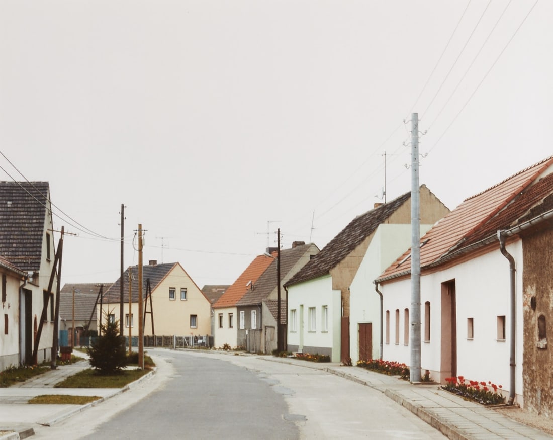 Hans-Christian Schnink 1961: Hans-Christian Schnink 1961 Erfurt - "Bärwalde" (1997) Chromogenic print/Kodak Professional Paper. 3/15. 36 x 45 cm (motif). 2.5 x 50 cm (sheet size). 52 x 62 cm (dimensions with